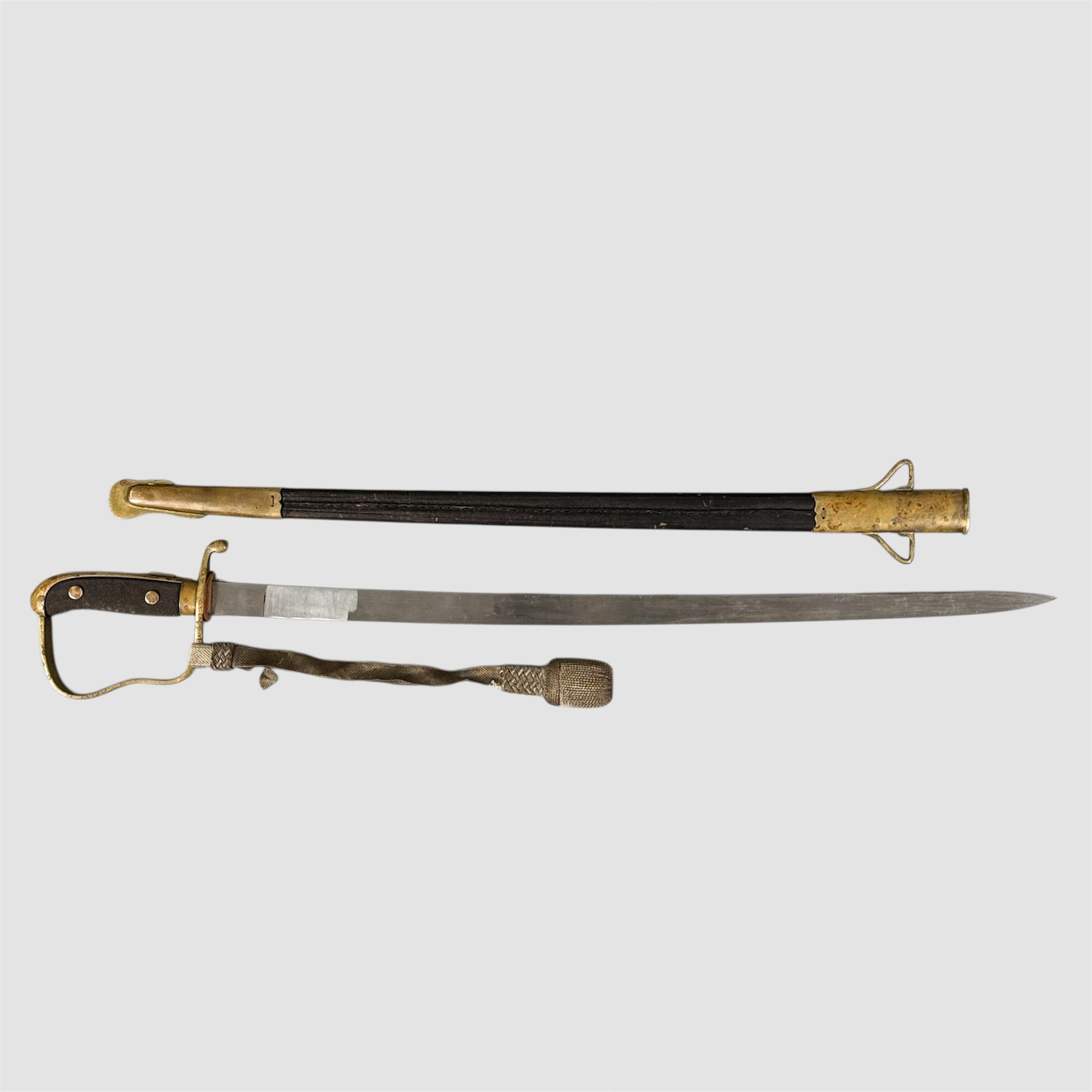 POLISSABEL, m/26, handbygel i förgylld mässing, vidhängande portepé, kavel av hajskinn, fäste med låsknapp, balja av svärtat läder med munbleck och släpsko i förgylld mässing.