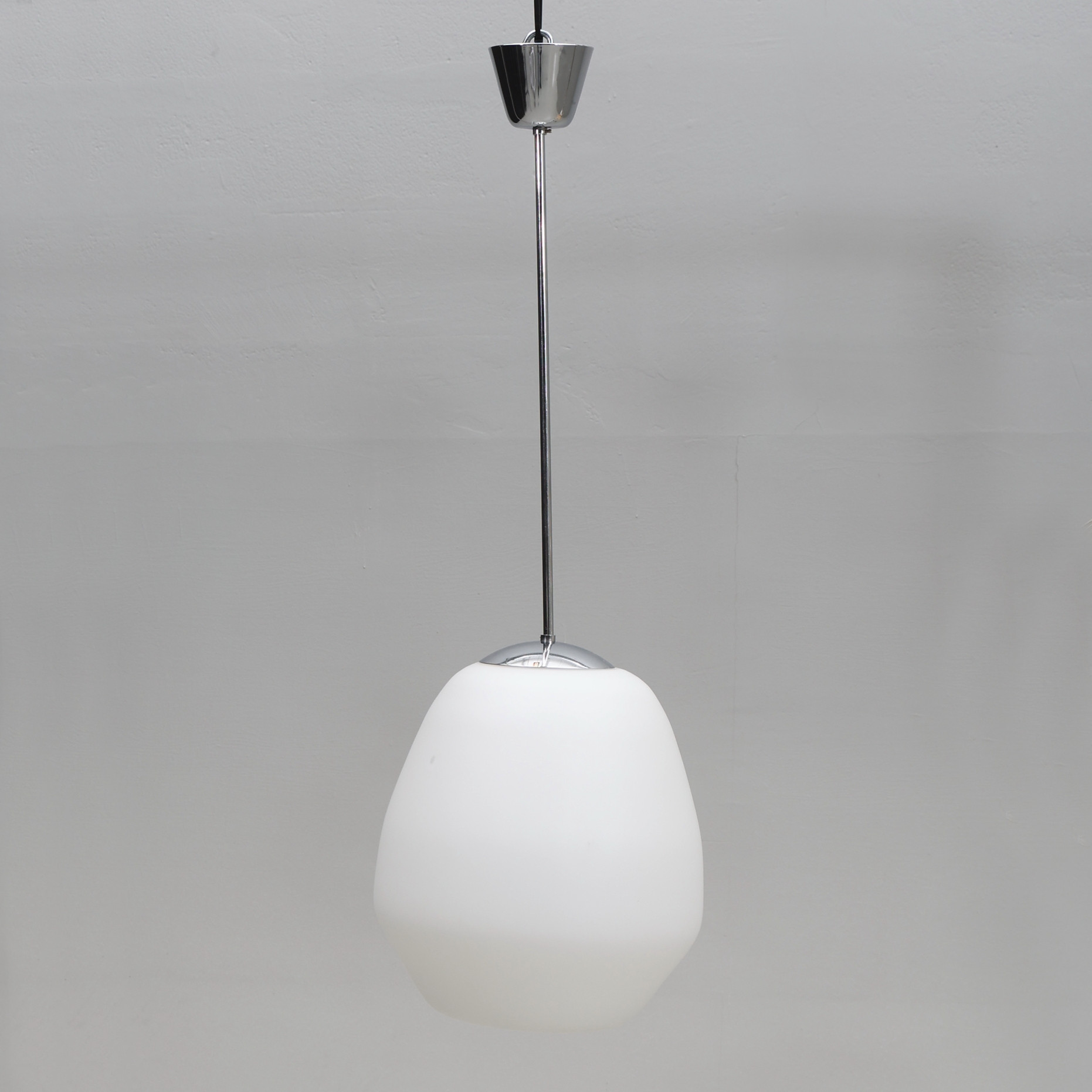 TAKLAMPA. Glaskupa, metall, mitten av 1900-tal.