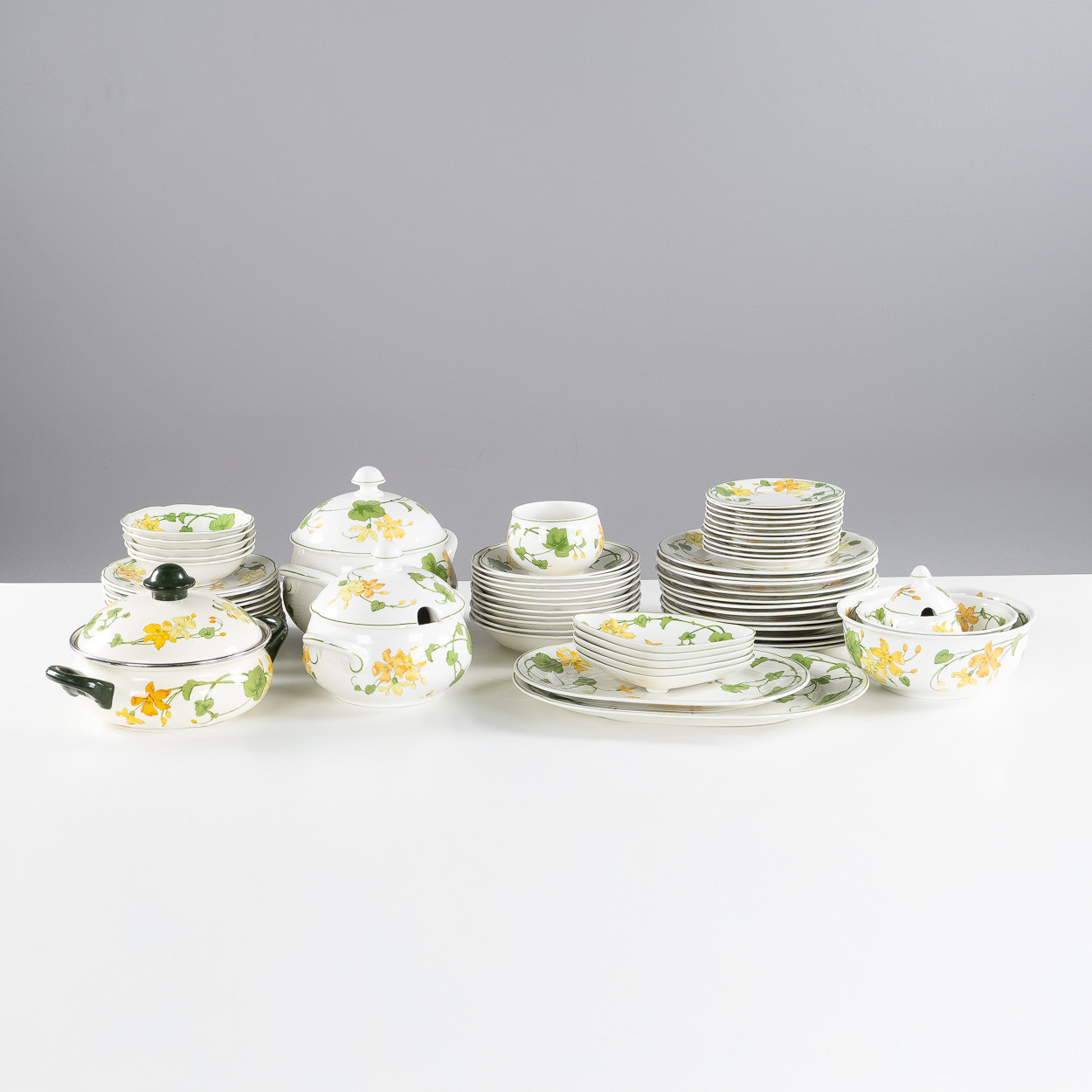 MATSERVIS, 65 delar, Villeroy & Boch, Mettlach, Tyskland, 1900-talets andra hälft.