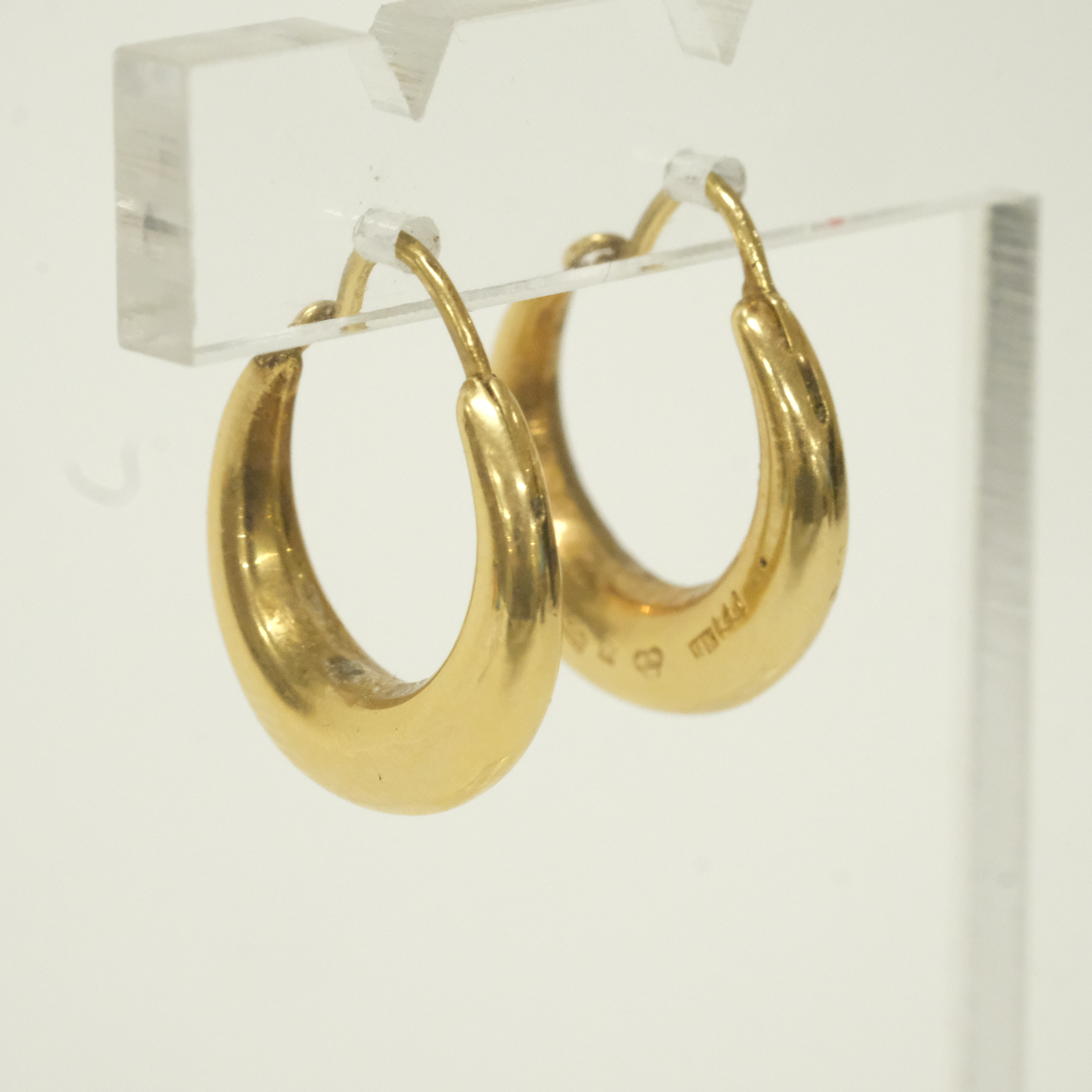 ETT PAR ÖRHÄNGEN, CREOLER, 18K GULD.