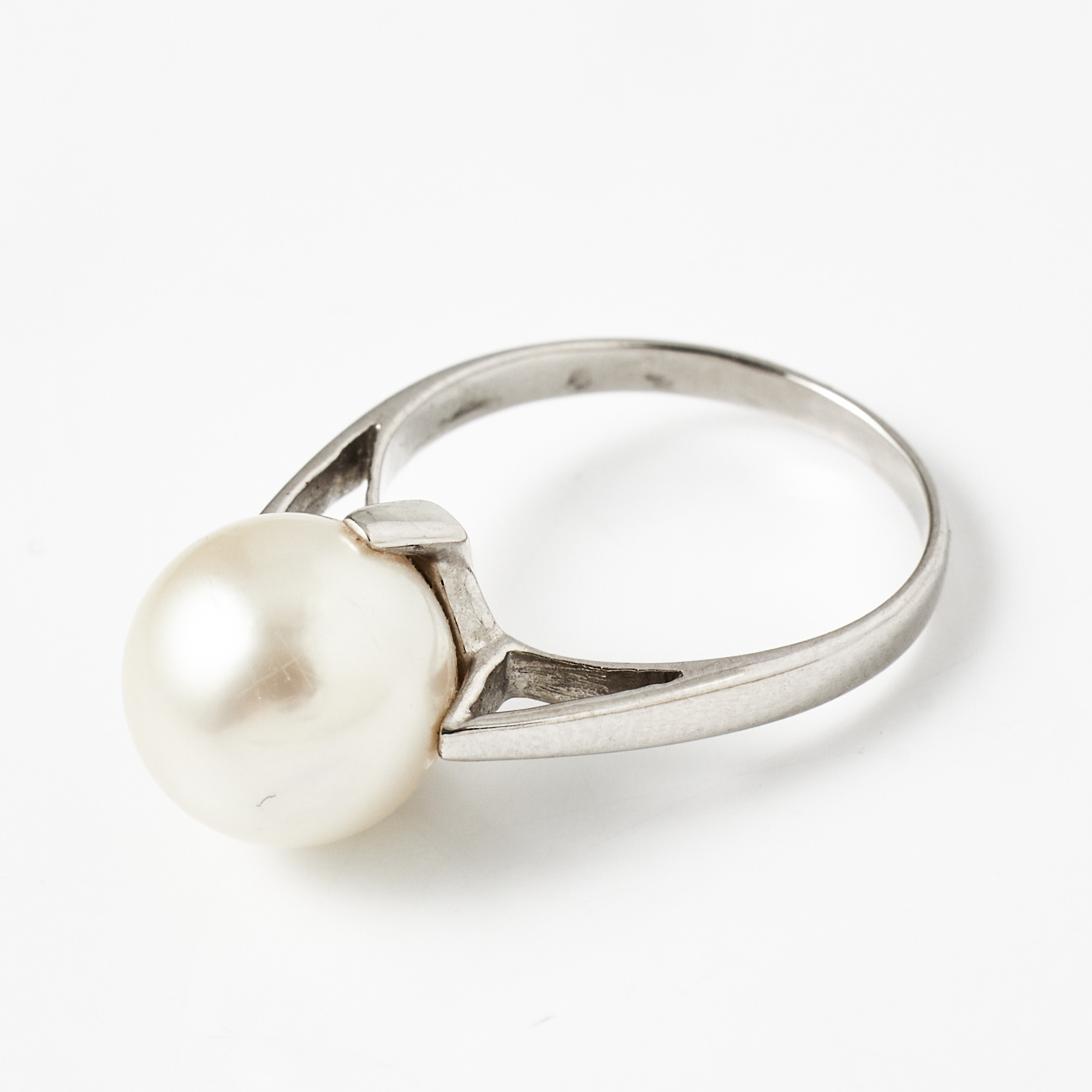 RING, 14 k vitguld, odlad saltvattenspärla ca 10,8 mm.