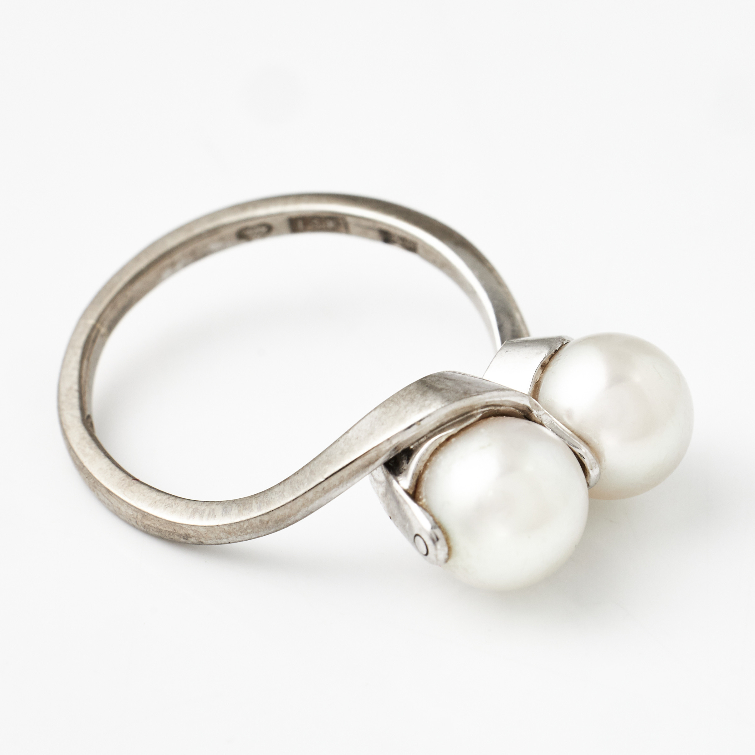 RING, 18 k vitguld, 2 odlade saltvattenspärlor ca 7 mm, Sten Karlsson Guldsmedja, Stockholm 1972.