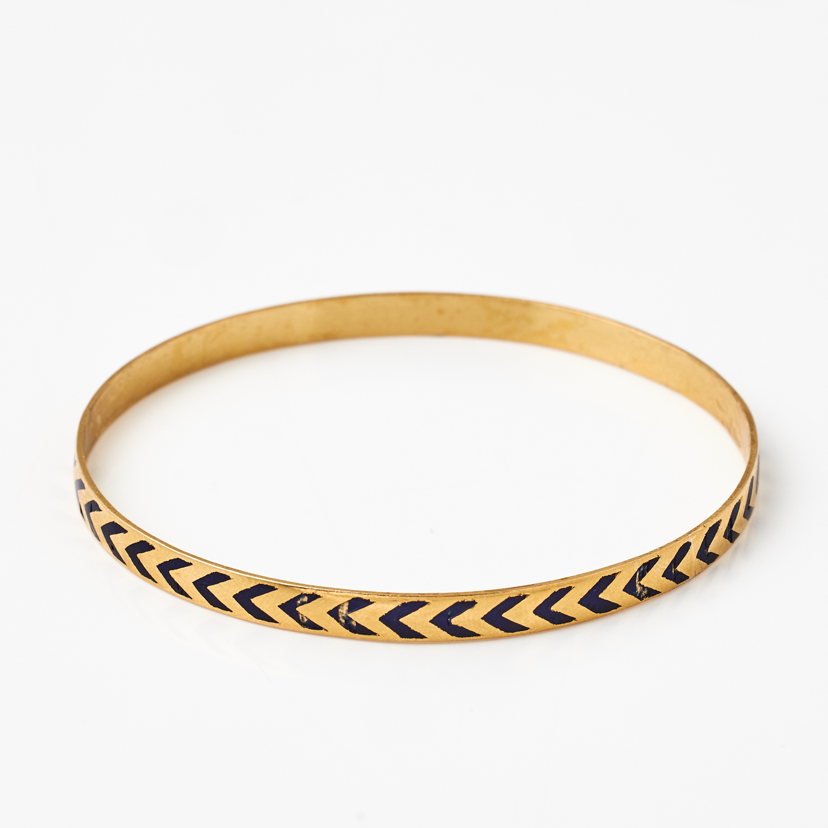 ARMRING, ca 21,6-22 k guld, slät modell med dekor av koboltblå emalj.