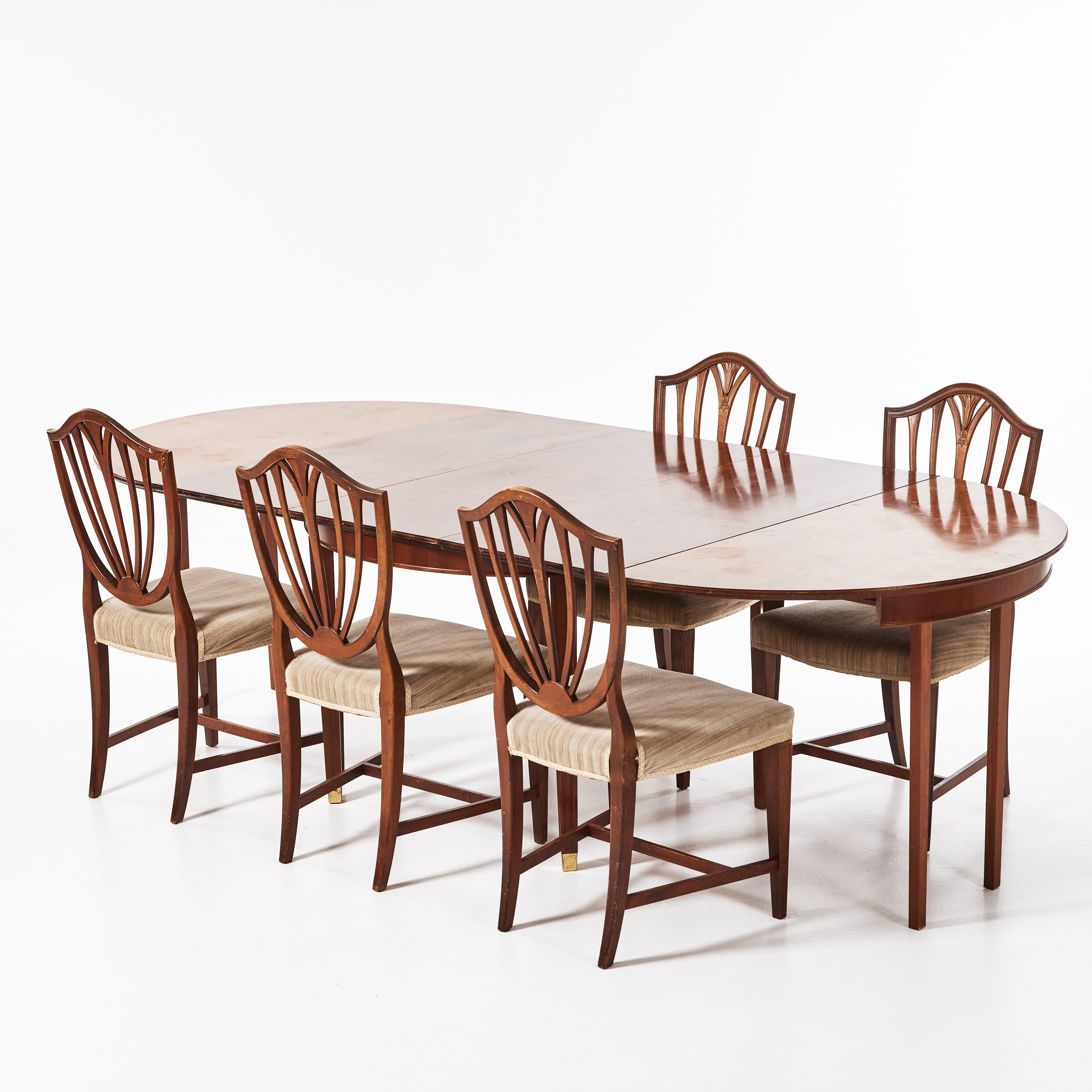 MATGRUPP, 6 delar, engelsk stil, med iläggsskivor, fanérat i mahogny, 1900-tal.