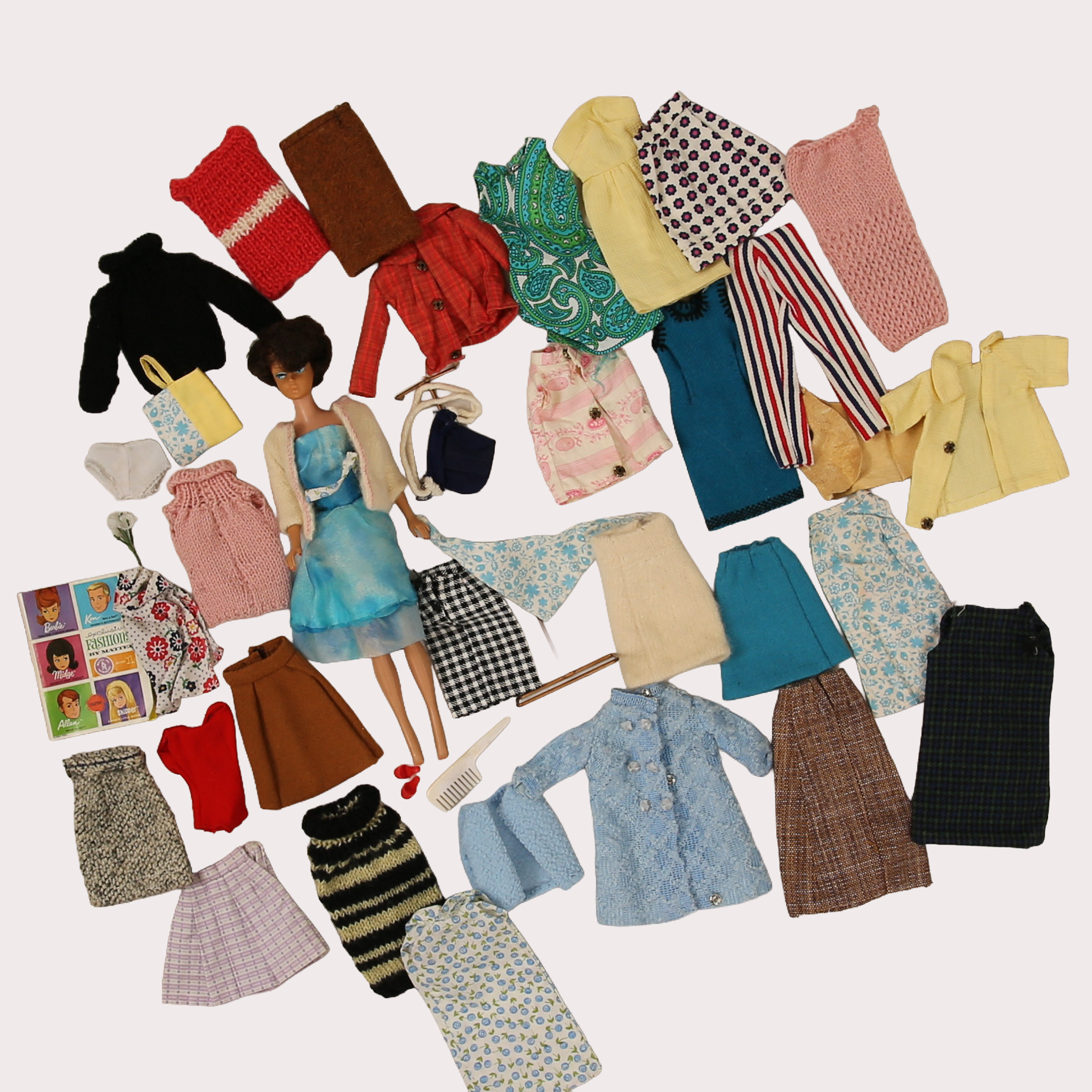 Barbiedocka "Midge", med diverse klädesplagg.