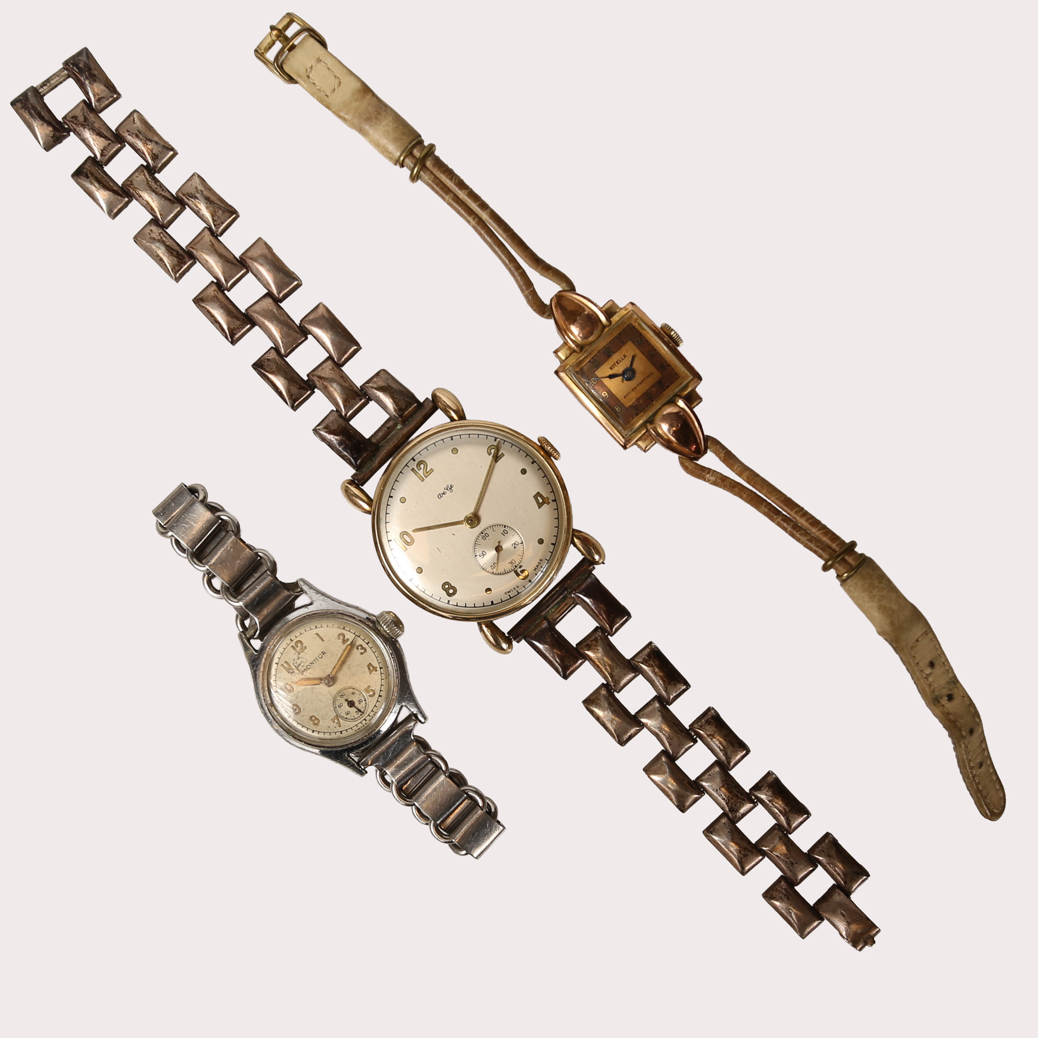 ARMBANDSUR, 3 st., double, och annan metall, det stora uret är en We Ge, med tårformade byglar ca. 1945-50. se nedan.