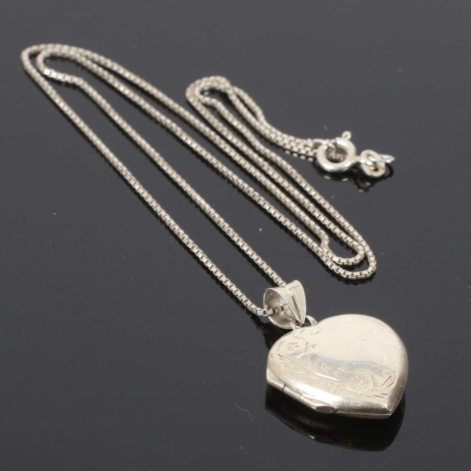 (6C10) MEDALJONG med KEDJA, Sterling silver, Guld Carlsen. 1900-tal.