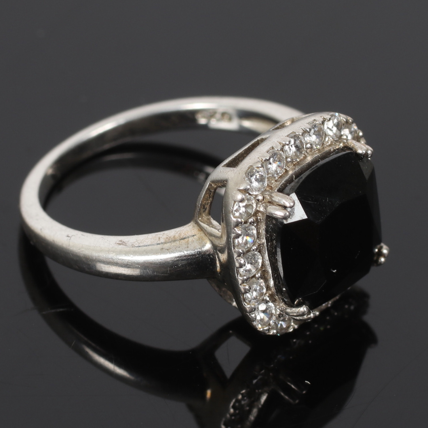 (6C20) CARMOSÉRINGAR, Sterling silver, med svart och vita stenar, Guldfynd. 2000-tal.