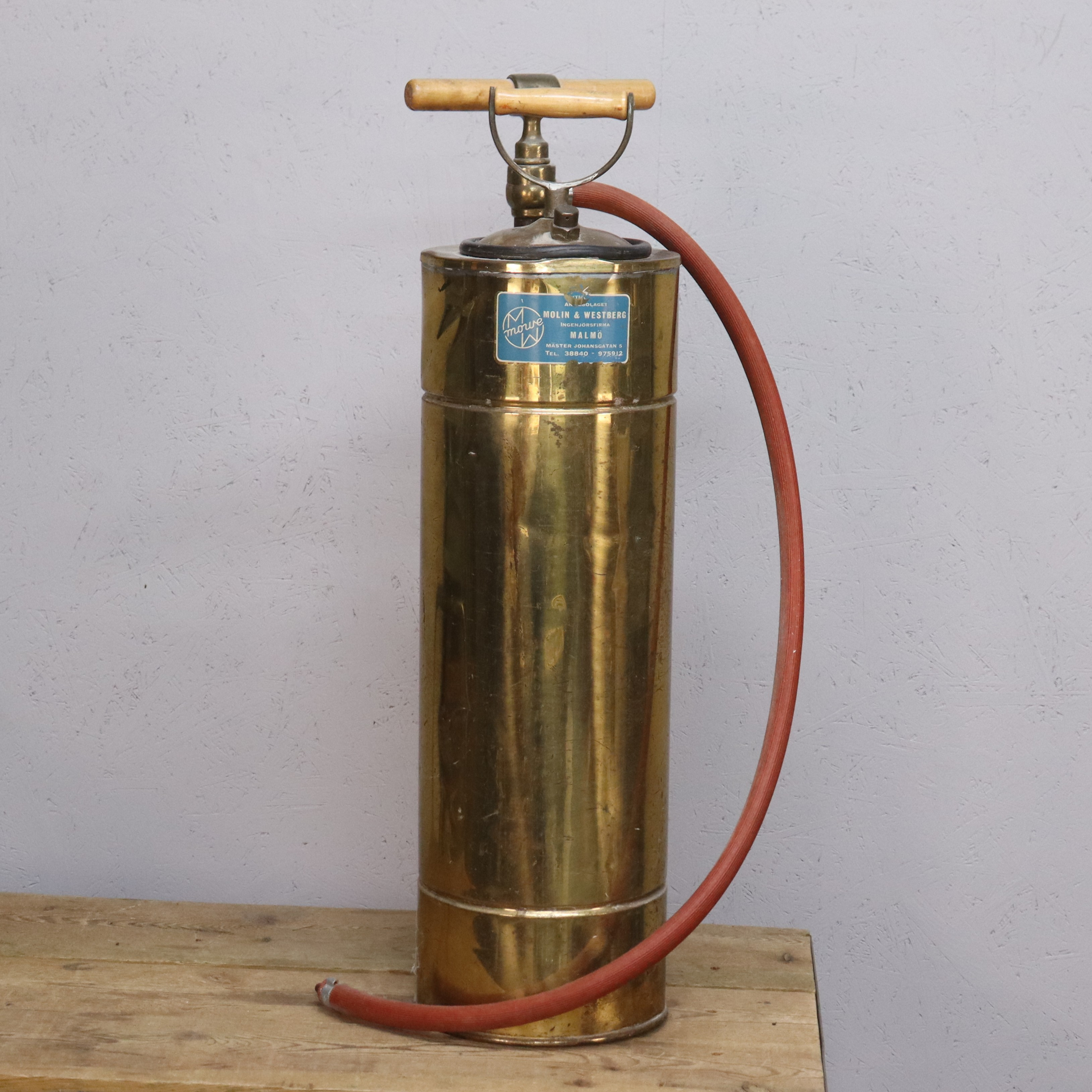 BRANDSLÄCKARE, Molin & Westberg, Malmö, mässing med trähandtag, 1900-talets första hälft.