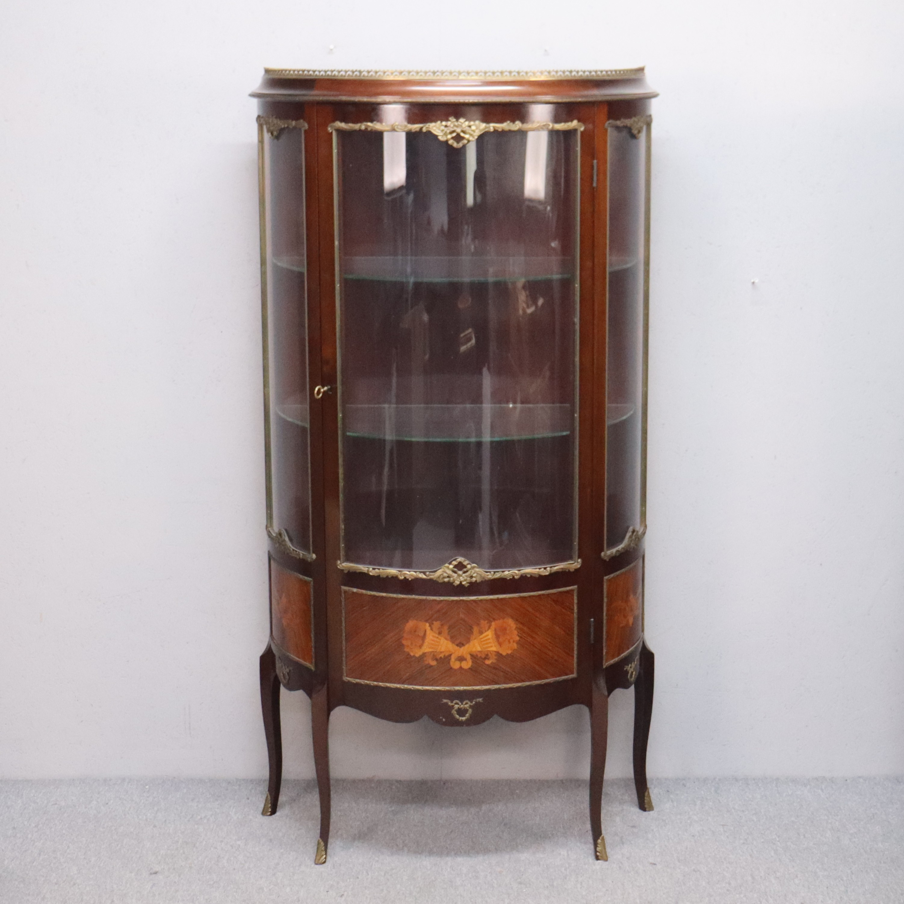 VITRINSKÅP, rokokostil, 1900-talets andra hälft.