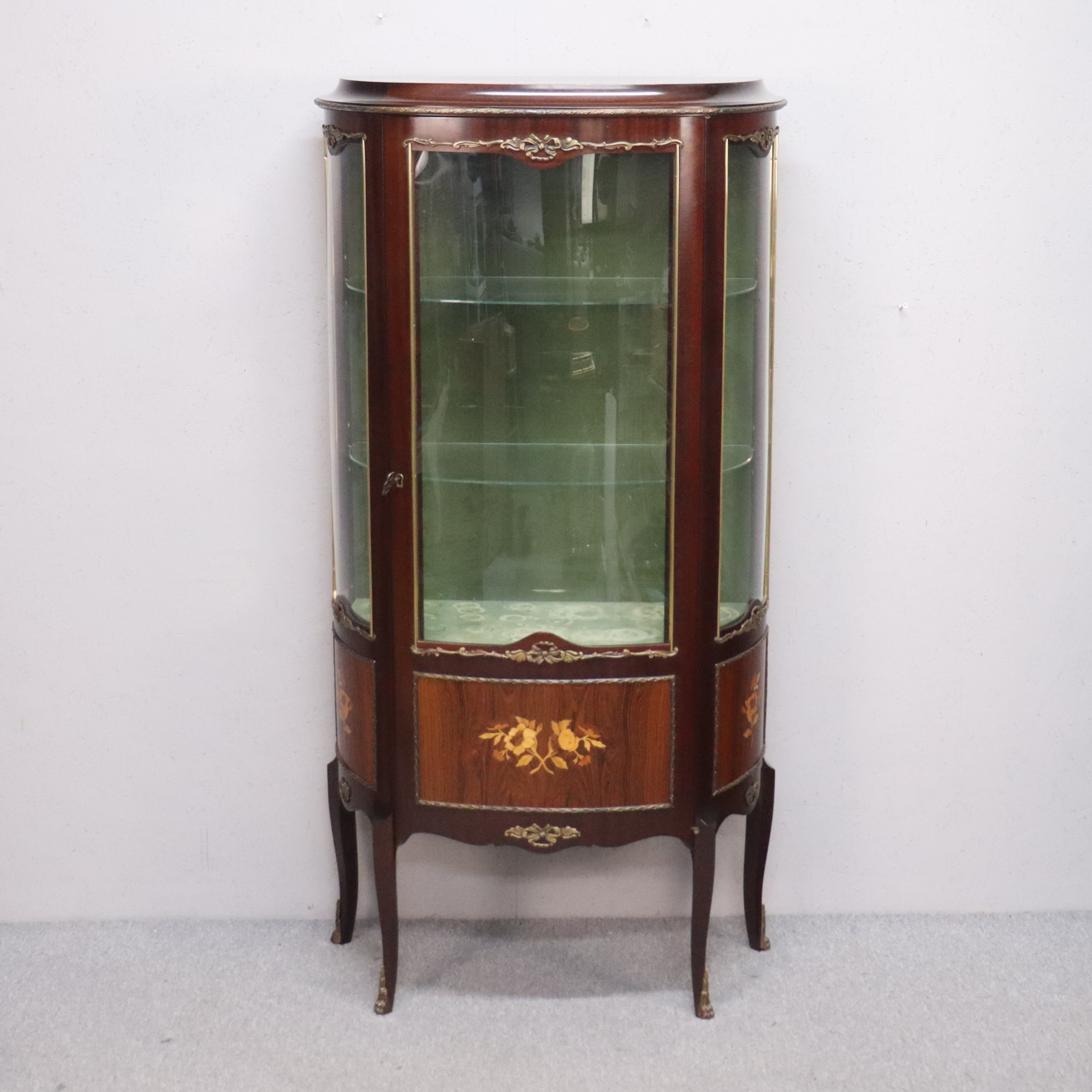 VITRINSKÅP, rokokostil, 1900-talets andra hälft.