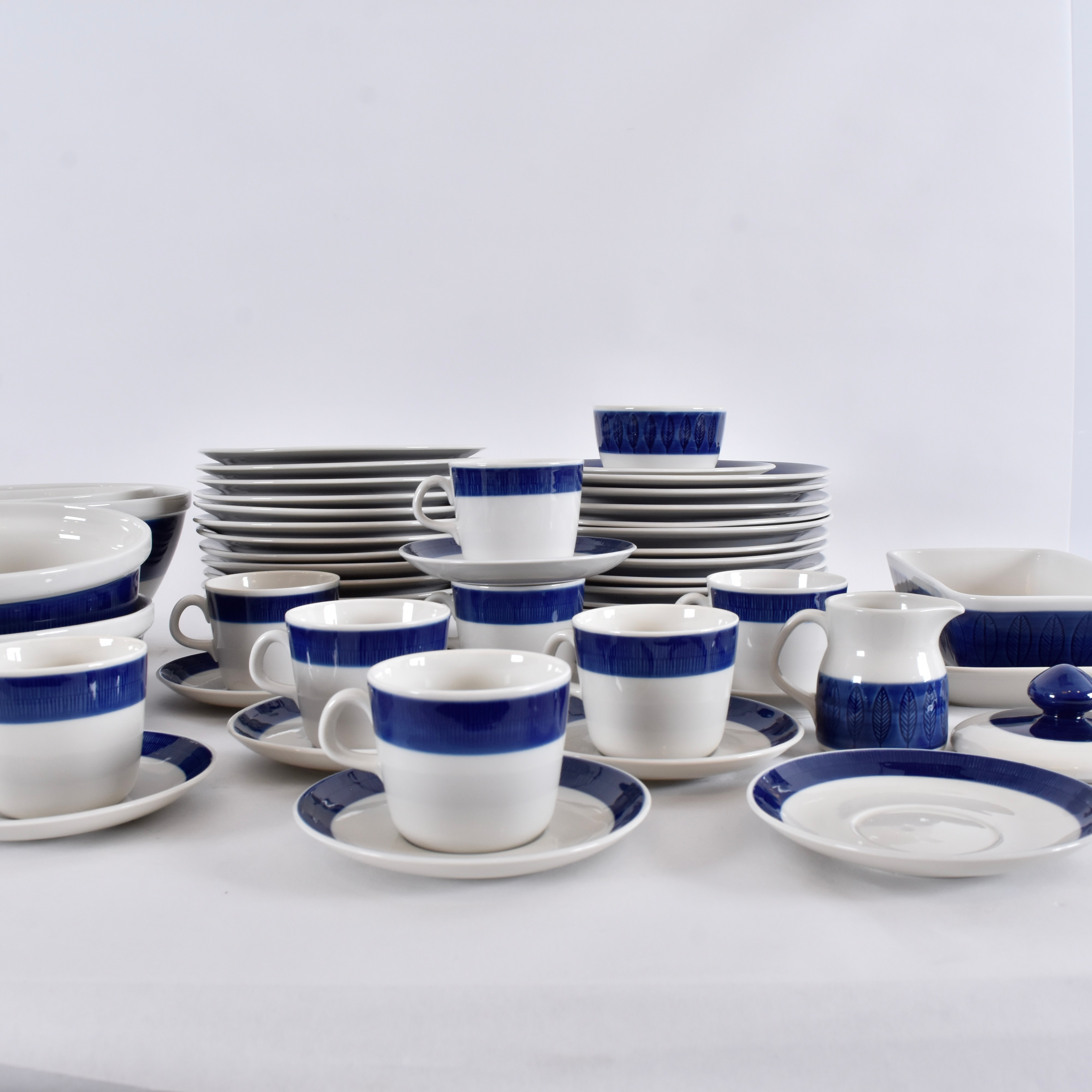 HERTHA BENGTSON. Servisdelar, 53 st, porslin, " Koka Blå " Rörstrand.