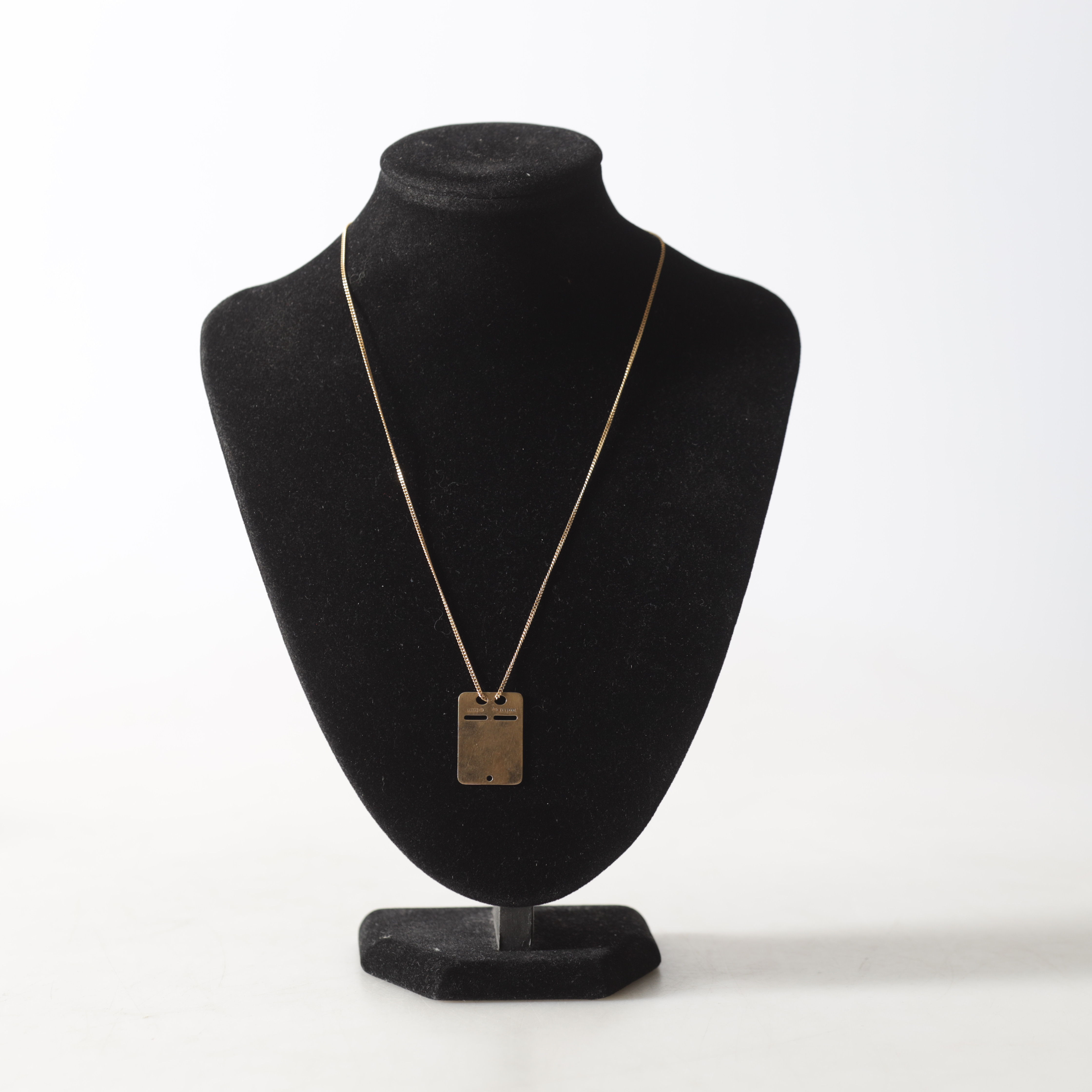ID-BRICKA, med collier, Ceson Guldvaru. A.B., Göteborg, 1977. Totalvikt ca 5,7 gram.