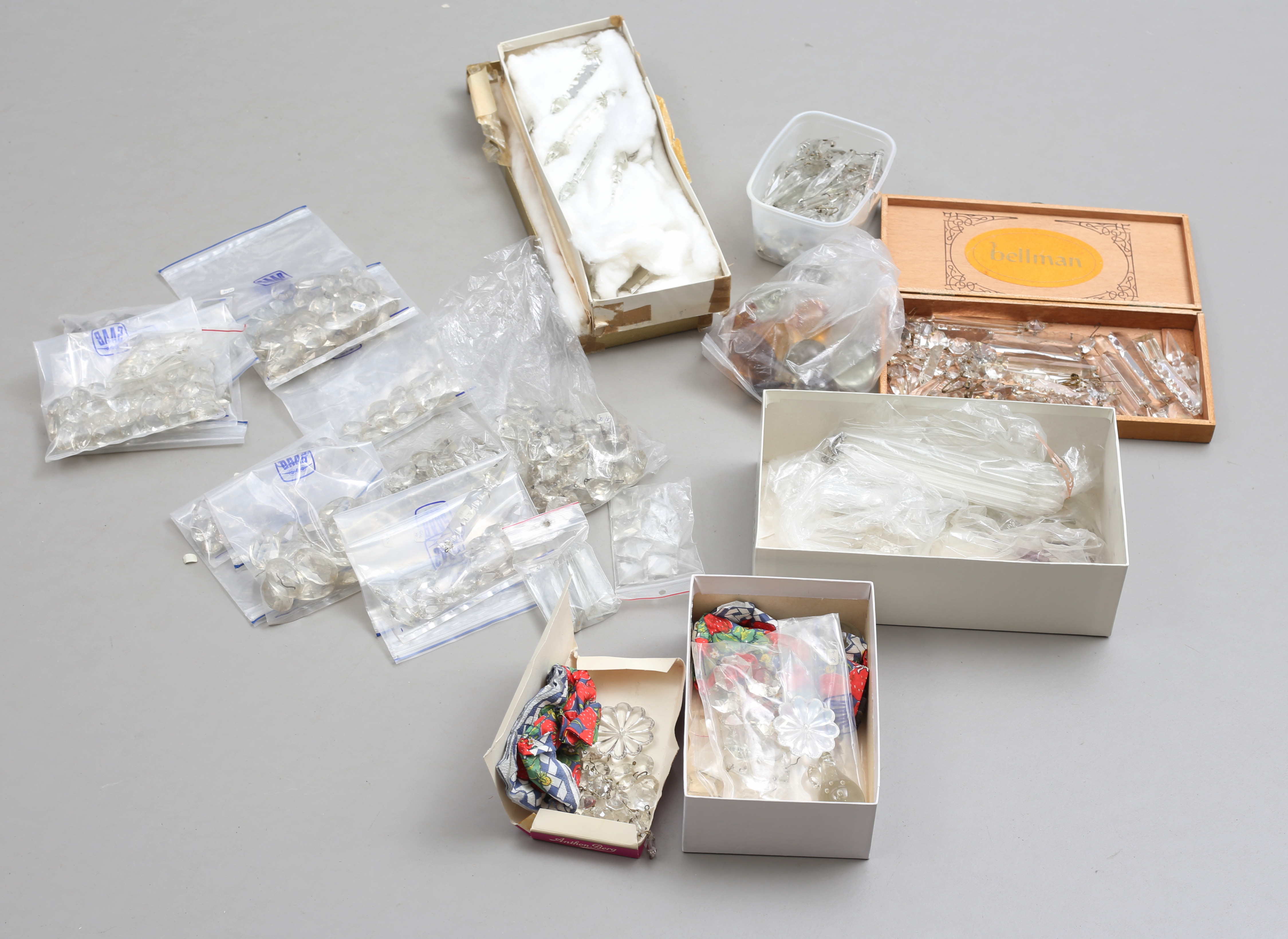 PRISMOR, större parti reservdelar, kristall.