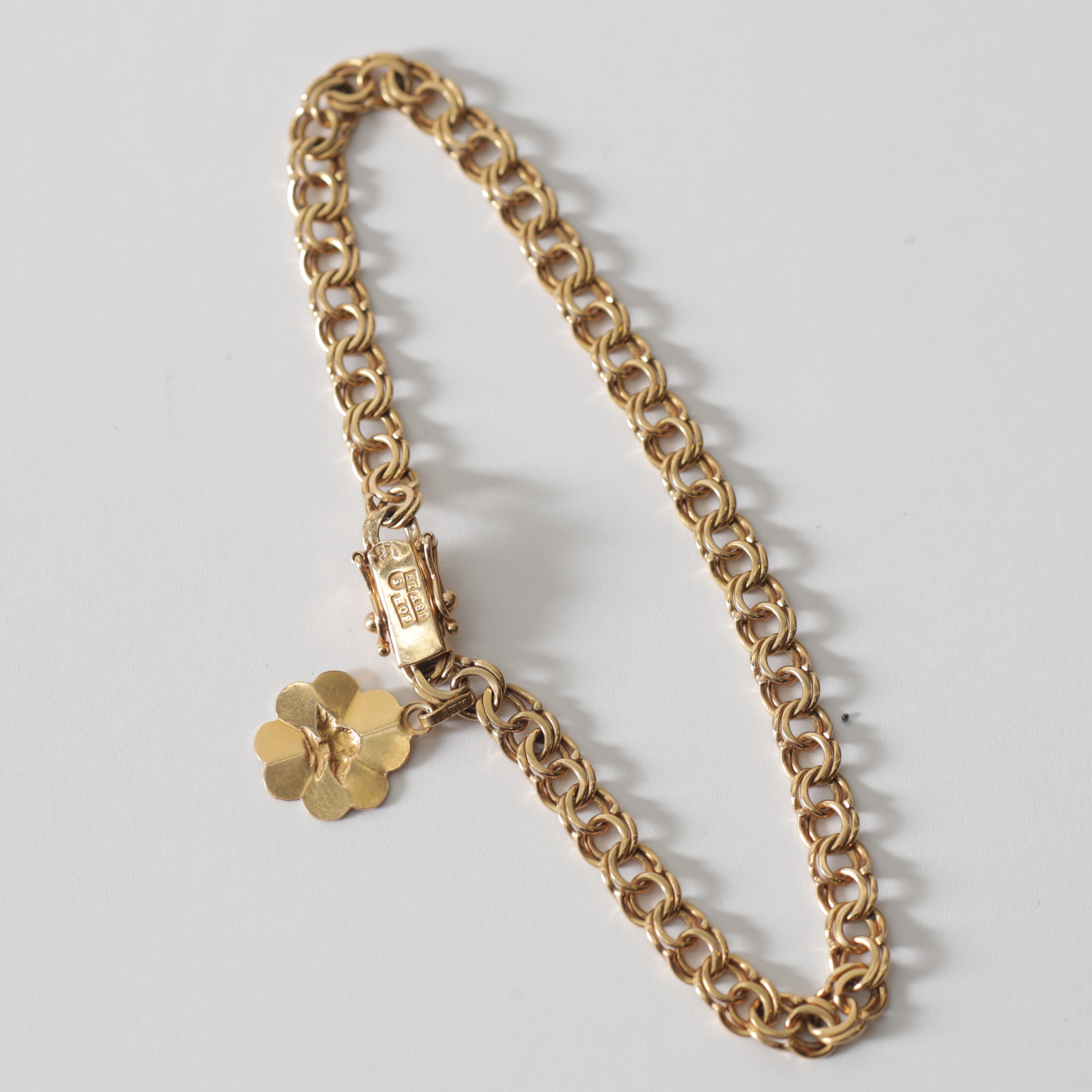 ARMBAND, 18K guld, bismarck-länk med berlock, Hildens Guldvaror, Sala, 1961. Totalvikt ca 7,5 gram.