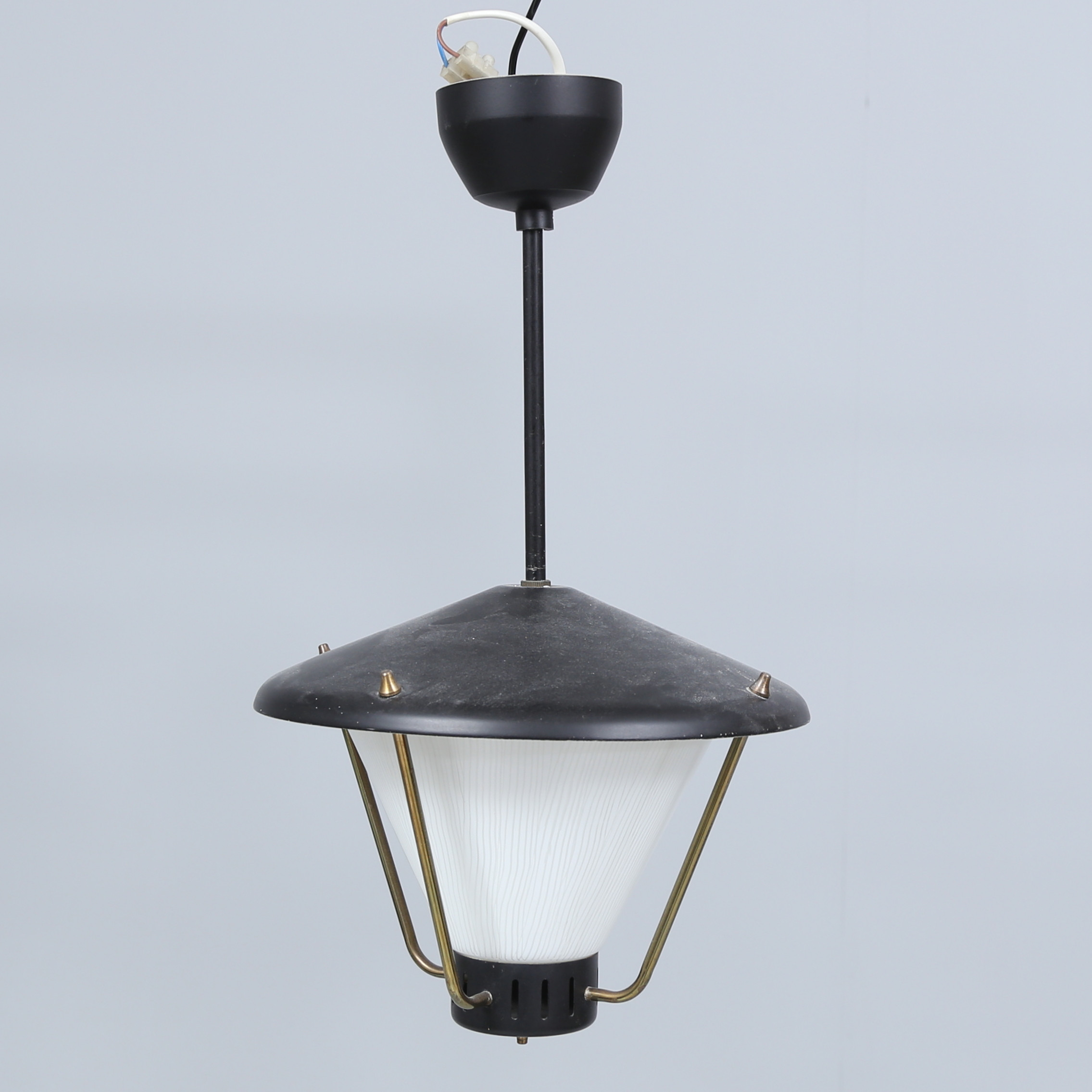 TAKLAMPA, glas och lackerad plåt, 1950-tal.