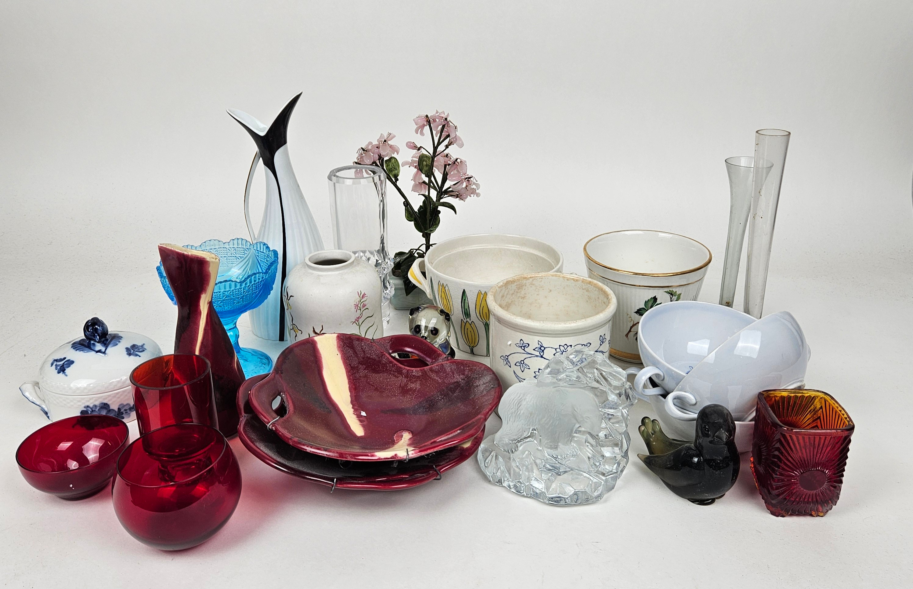 GLAS OCH KERAMIK, bland annat Royal Copenhagen, Gustavsberg, Rörstrand, Upsala-Ekeby, Skruf.