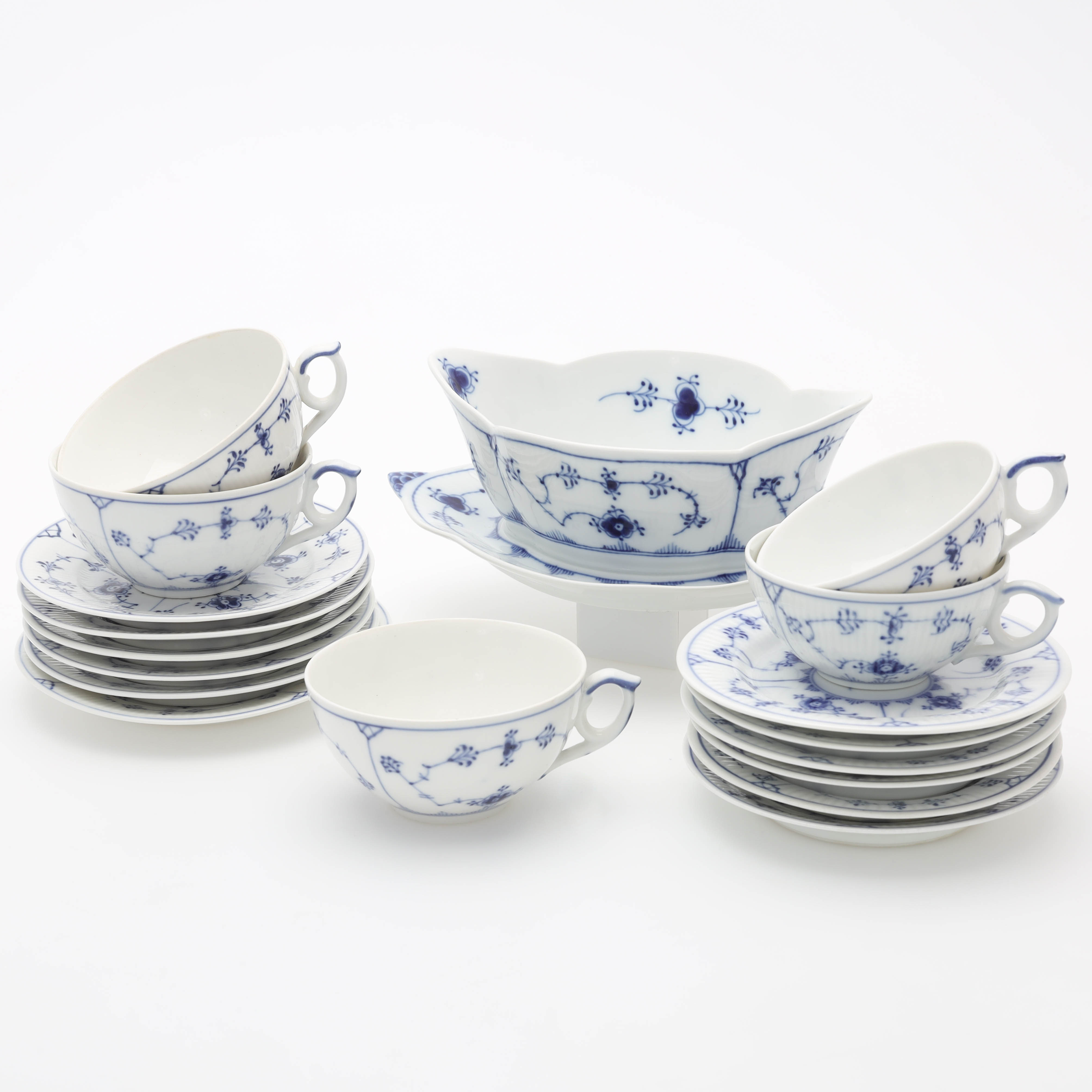 SERVISDELAR, 18 delar, modeller 181, 182, 315, 76 & 300, "Musselmalet halvblond", Royal Copenhagen, Danmark.