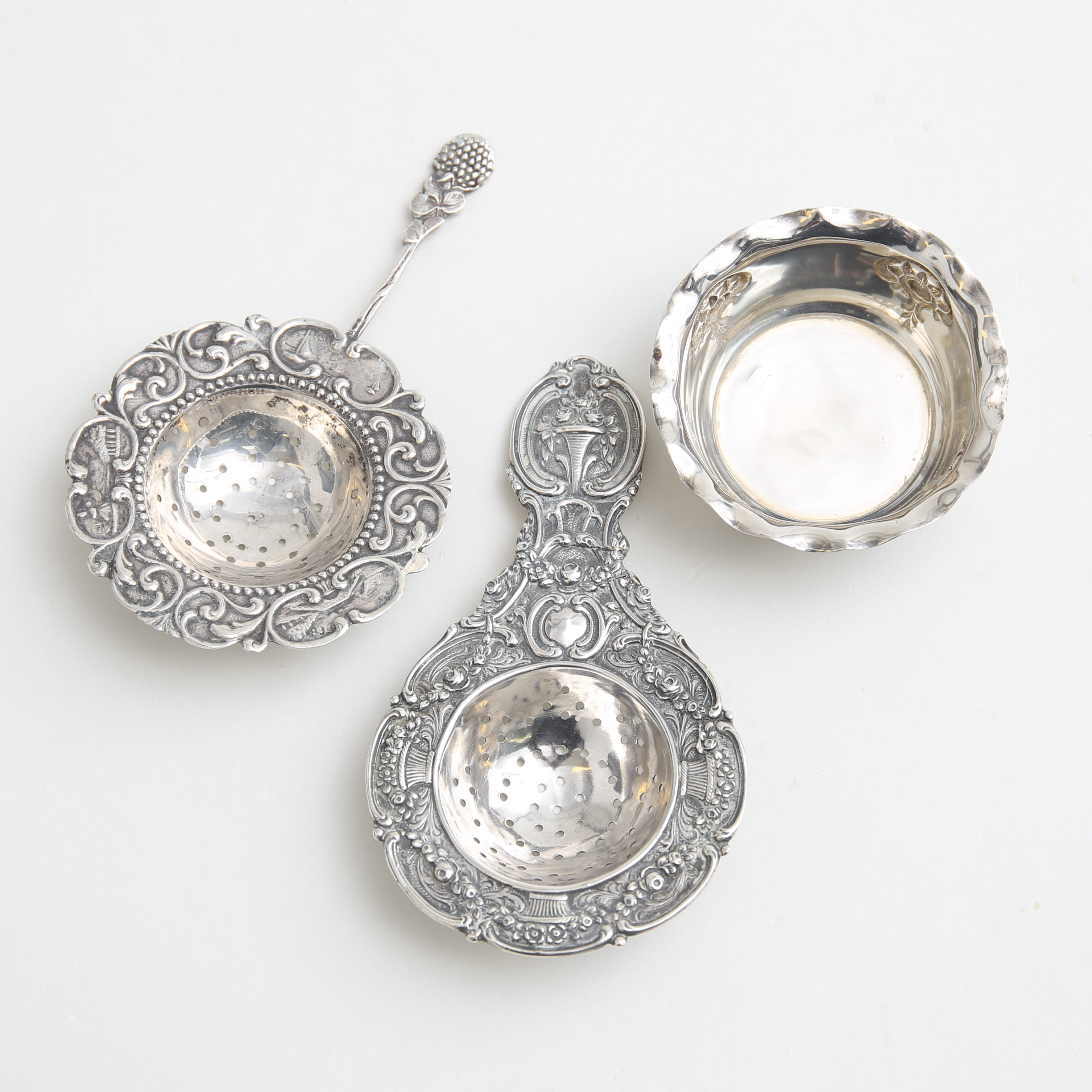 SILVERFÖREMÅL, tesilar samt skål, 830 S, 76 gram.