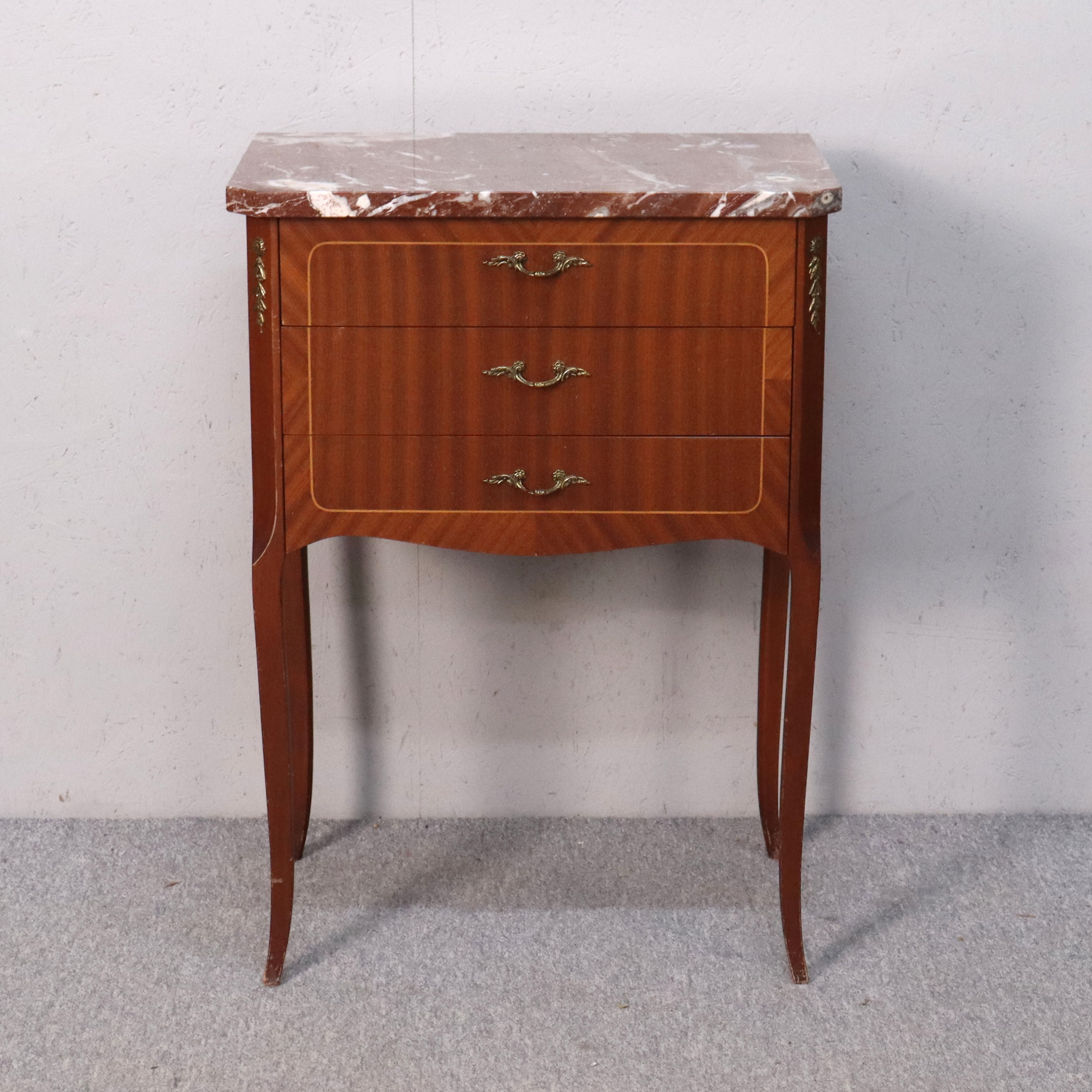 BYRÅ, intarsia med marmorskiva, rokokostil, 1900-talets andra hälft.