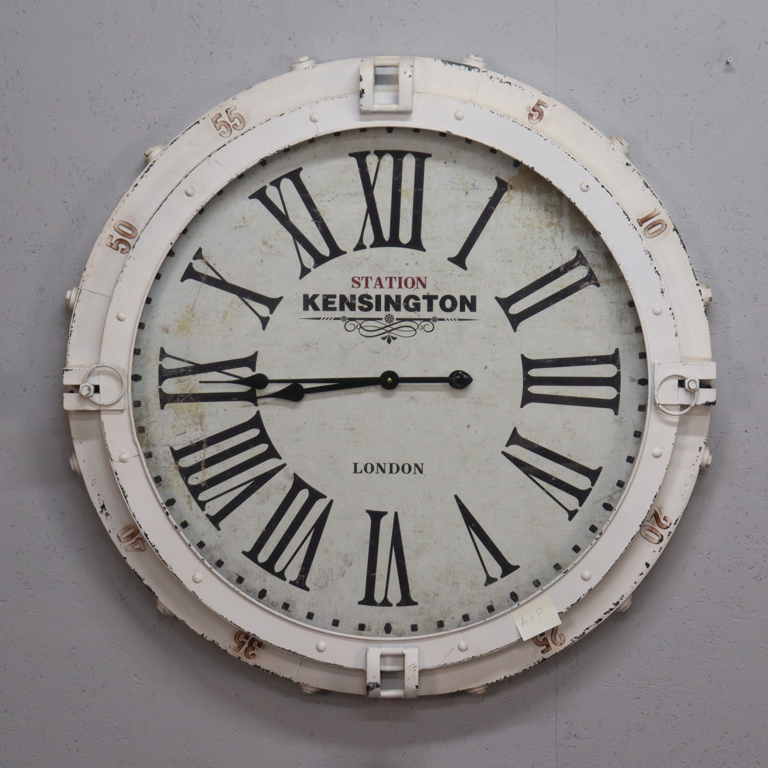 VÄGGKLOCKA, Kensington, London, bemålad plåt, 2000-tal.