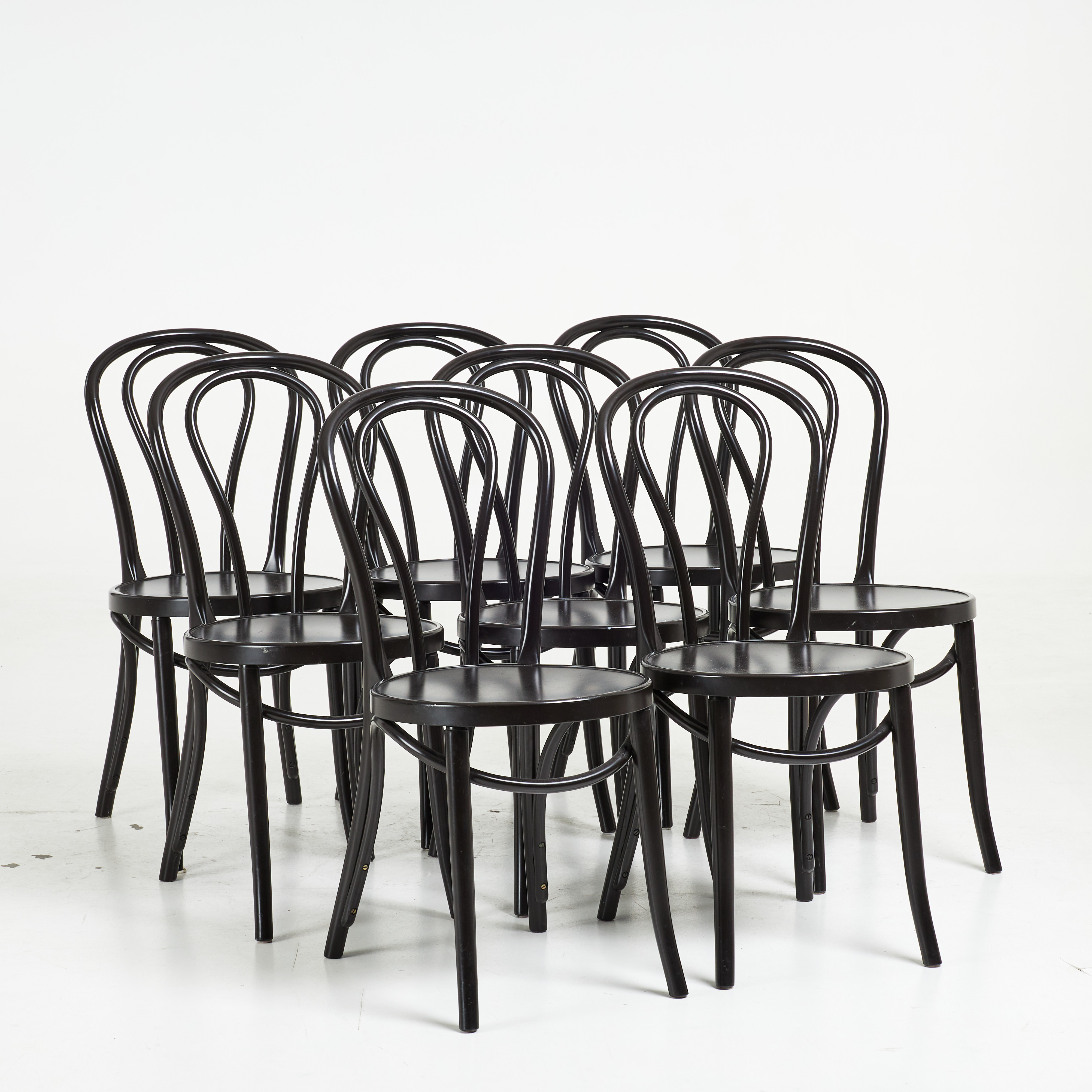 GILLIS LUNDGREN. Stolar, 8 st, "Öglan", svartlackerade, undertill märkta, för IKEA, 1900-talets senare hälft.
