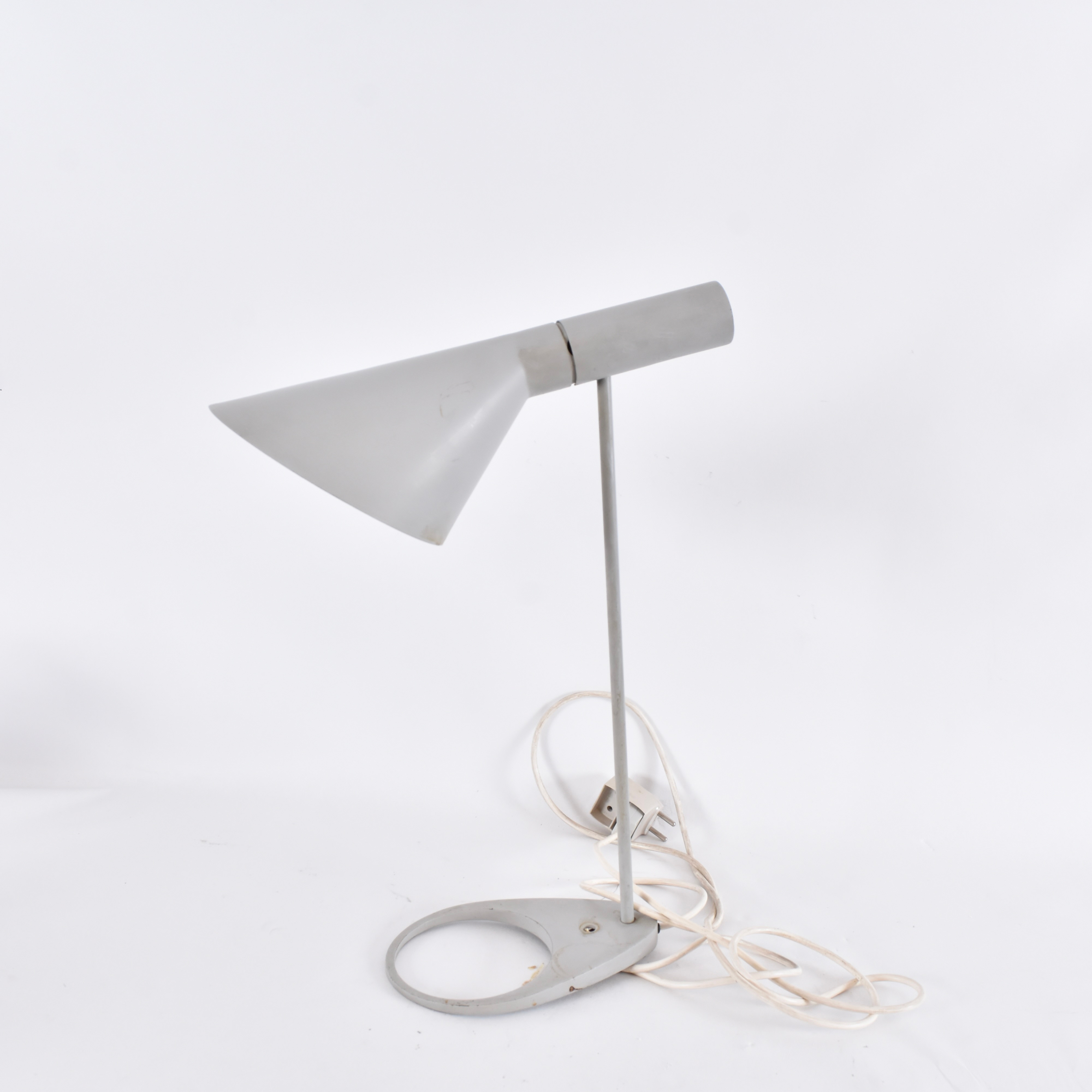 ARNE JACOBSEN. Bordslampa, grålackerad metall, AJ Mini', för Louis Poulsen.