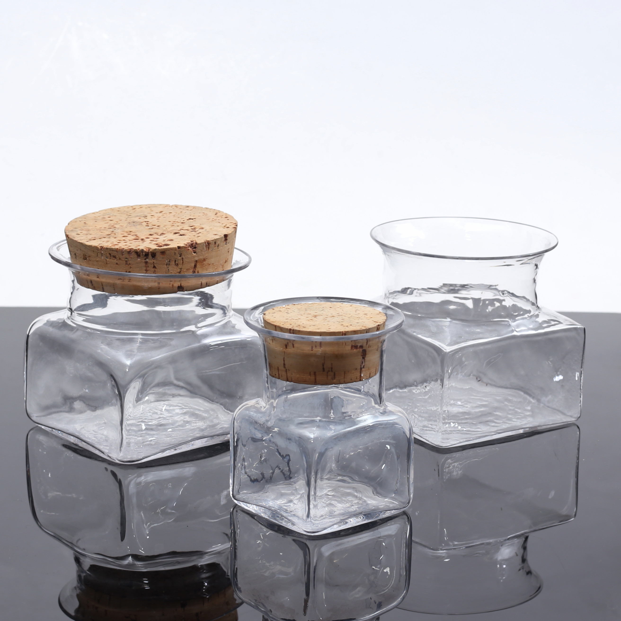 SIGNE PERSSON-MELIN. Glasburkar, 3 st, "Sill i kvadrat", Kosta Boda.