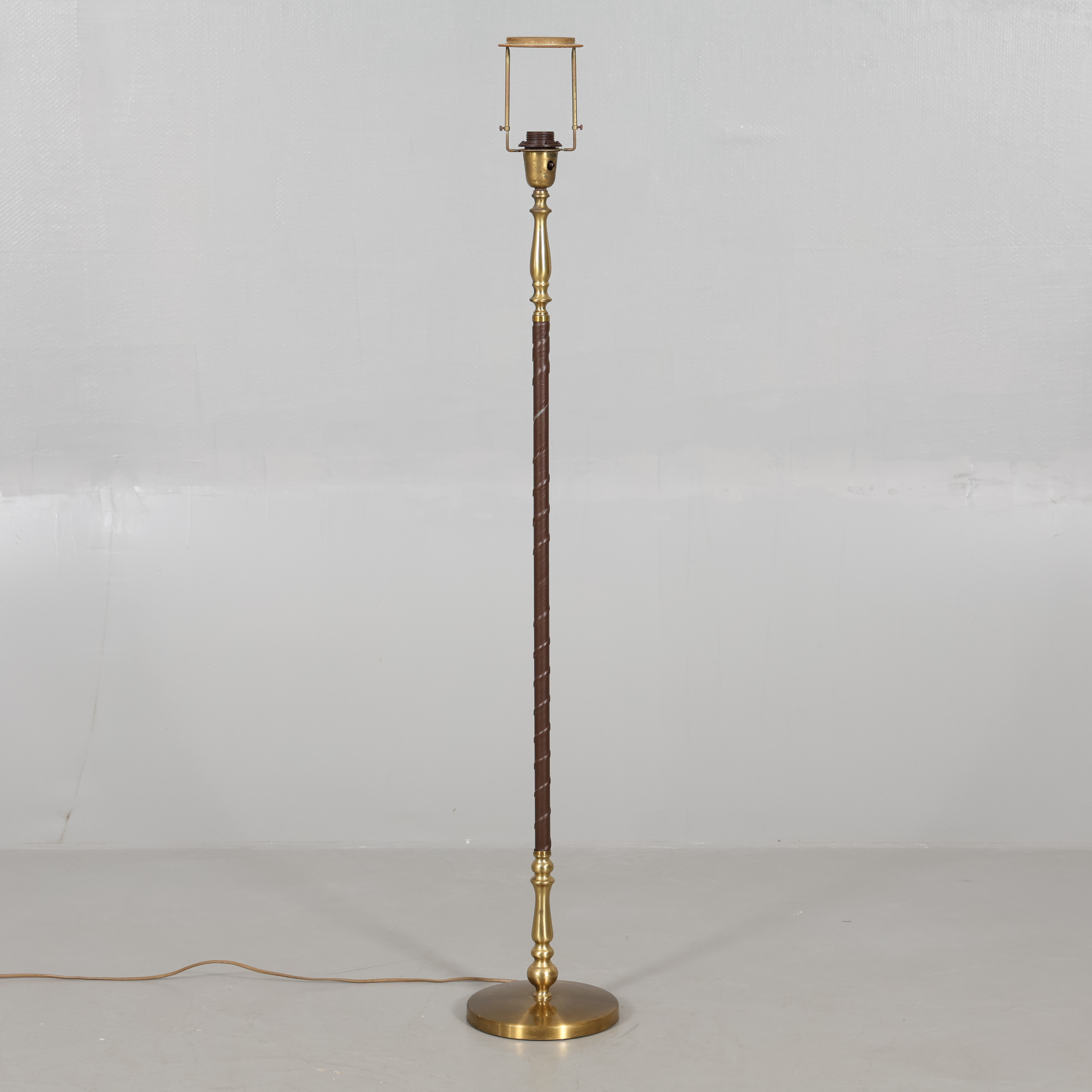 EINAR BÄCKSTRÖM. GOLVLAMPA, mässing/läder, 1900-talets andra hälft.