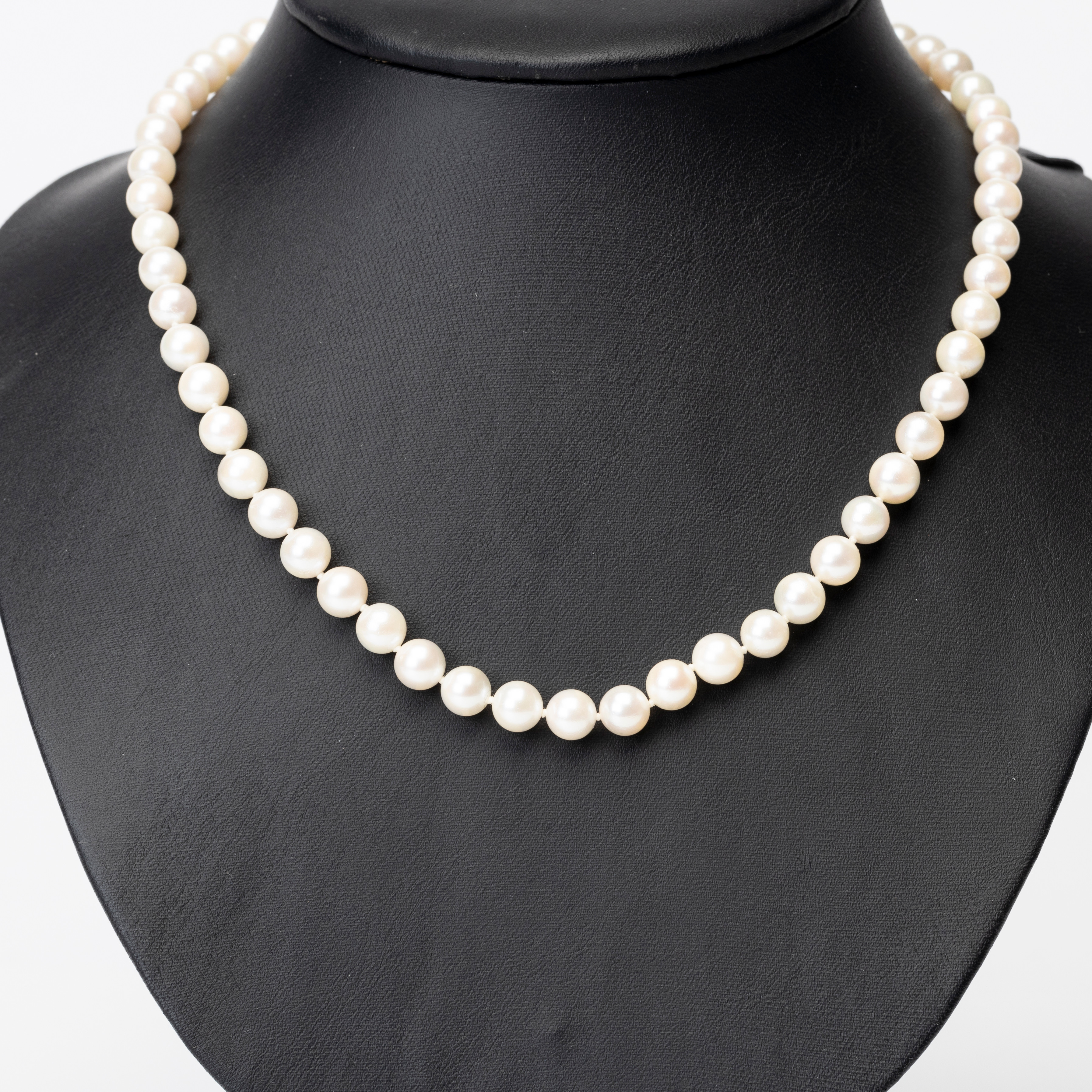 COLLIER, odlade pärlor, lås av 14K guld, 1900-/2000-tal.