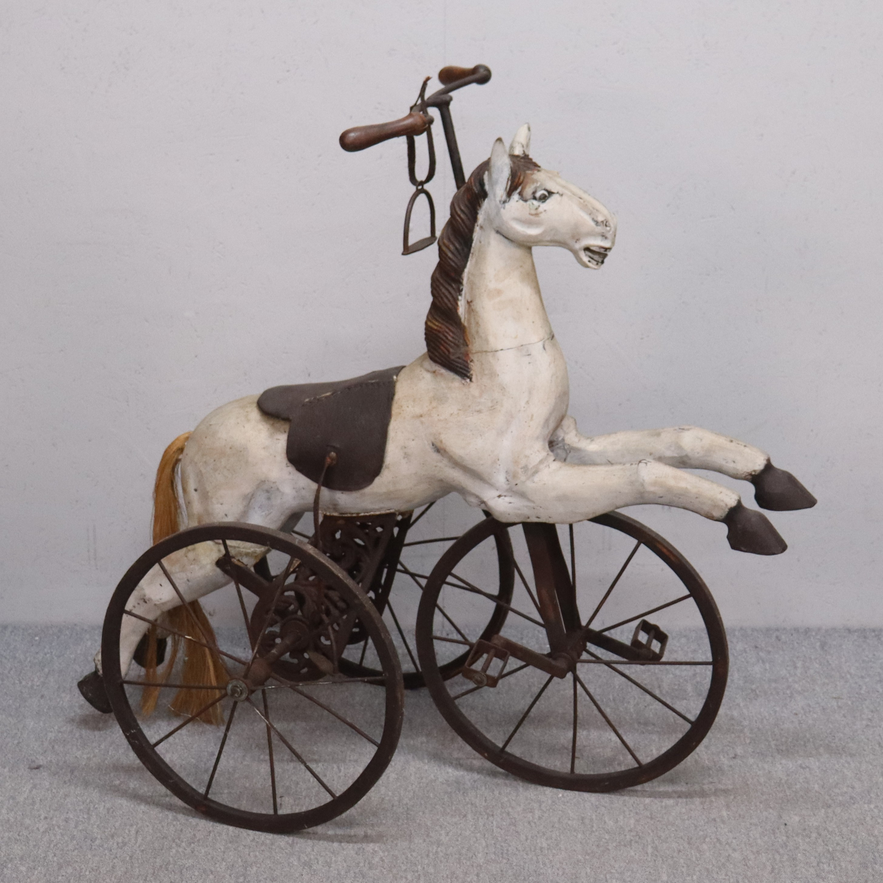 BARNCYKEL, 3-hjuling i form av häst, metall/målat trä, 1900-tal.