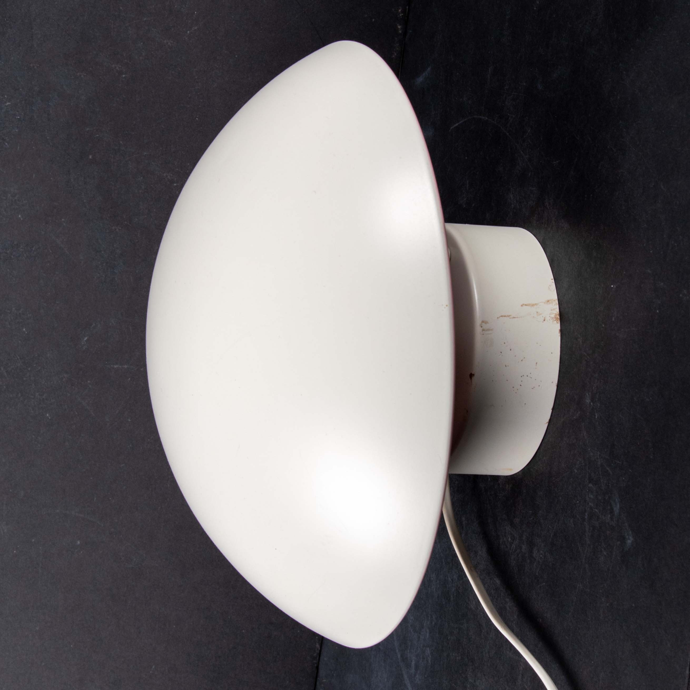 POUL HENNINGSEN. Vägglampett, "PH Hatt", metall, Louis Poulsen, Danmark.