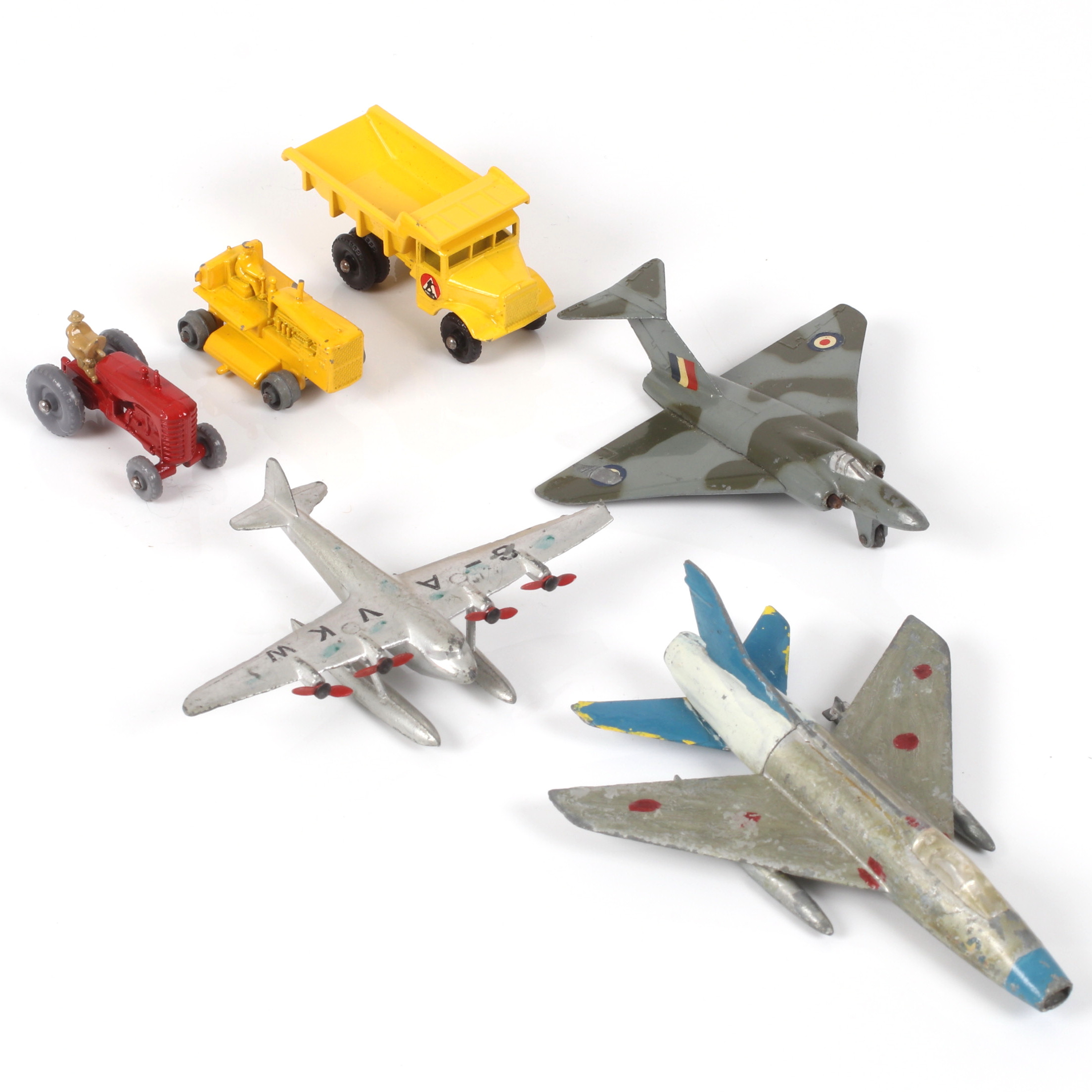 MODELLFORDON, 6 st, bl.a. Dinky Toys , Tekno, och Lesney.