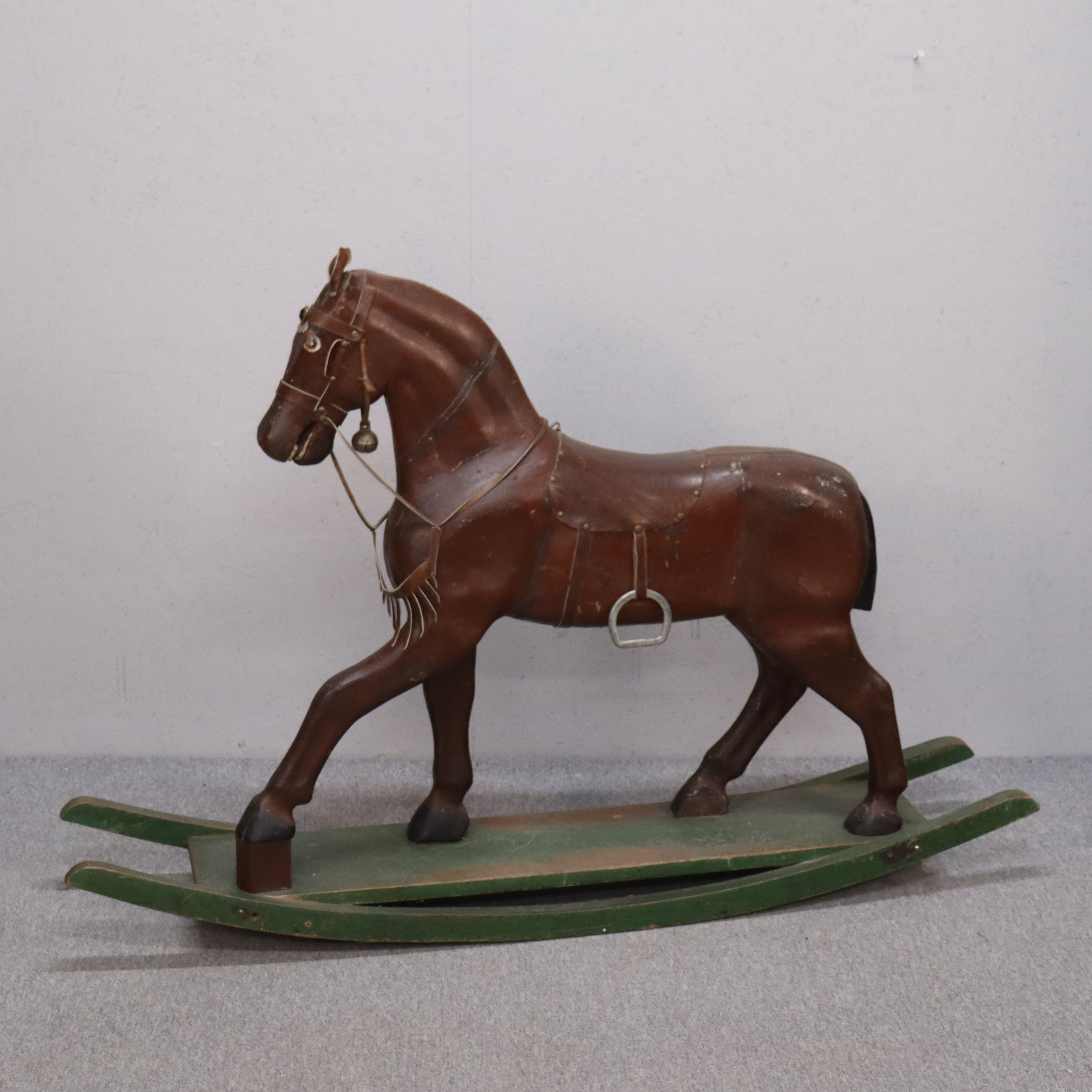 GUNGHÄST, bemålat trä med läderdetaljer, tidigt 1900-tal.