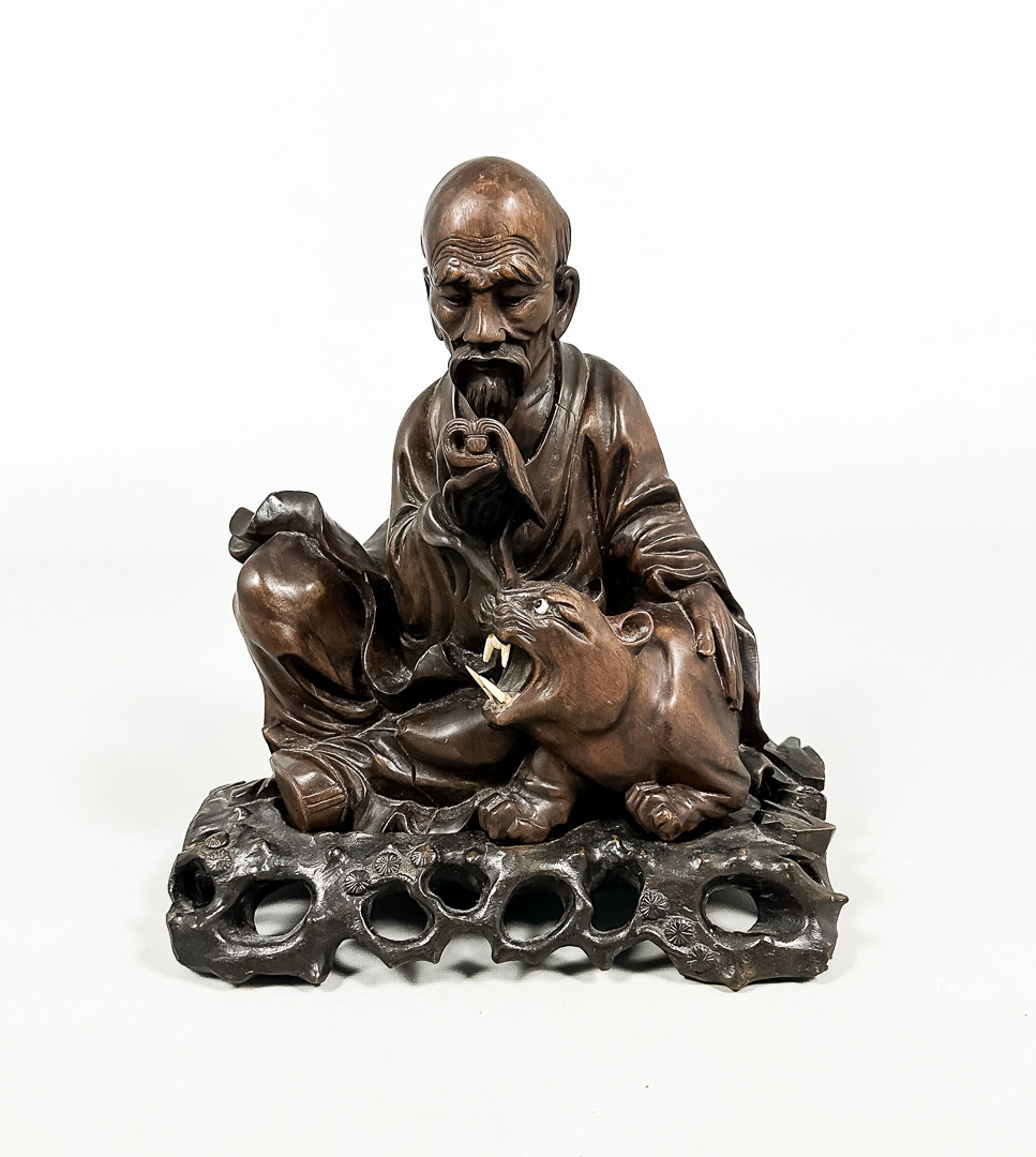 SKULPTUR, "Man med rovdjur", Kina, 1900-tal.