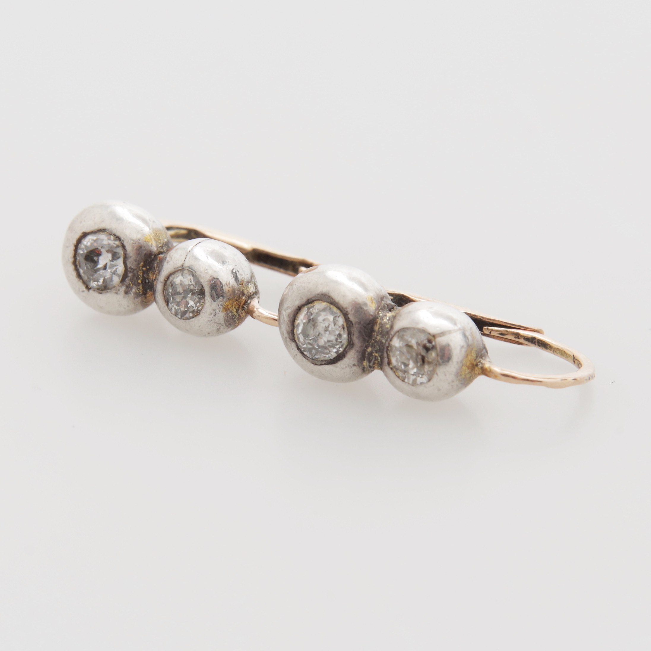 ÖRHÄNGEN MED STENAR, ett par, guld 14K, totalvikt 3,49 gram.