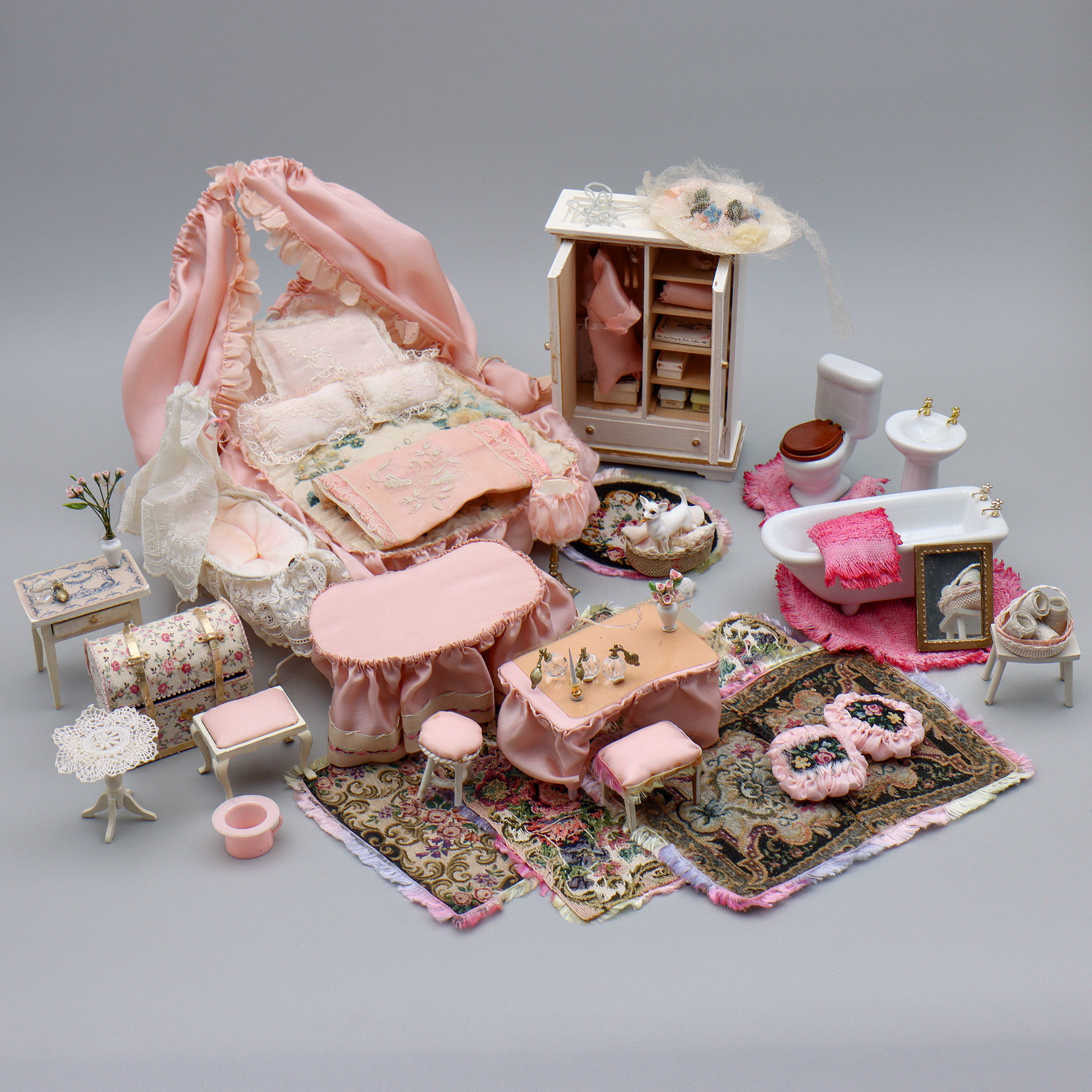 DOCKSKÅPSMÖBLER "ROSA SOVRUM", MÖBLER SAMT DIVERSE TILLBEHÖR, 1900-TAL.