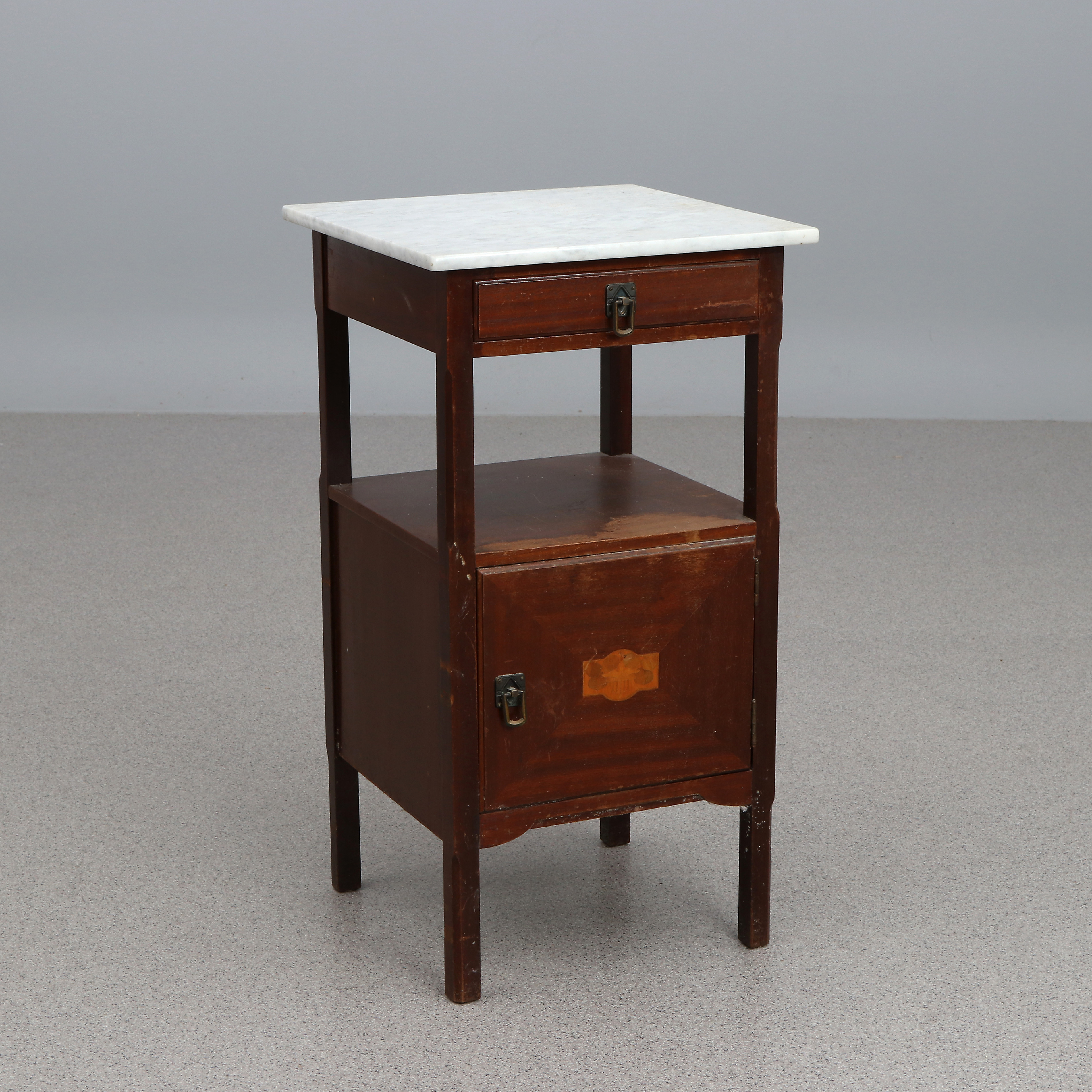 POTTSKÅP MED MARMORSKIVA. Mahogny med intarsiadekor. Tidigt 1900-tal.