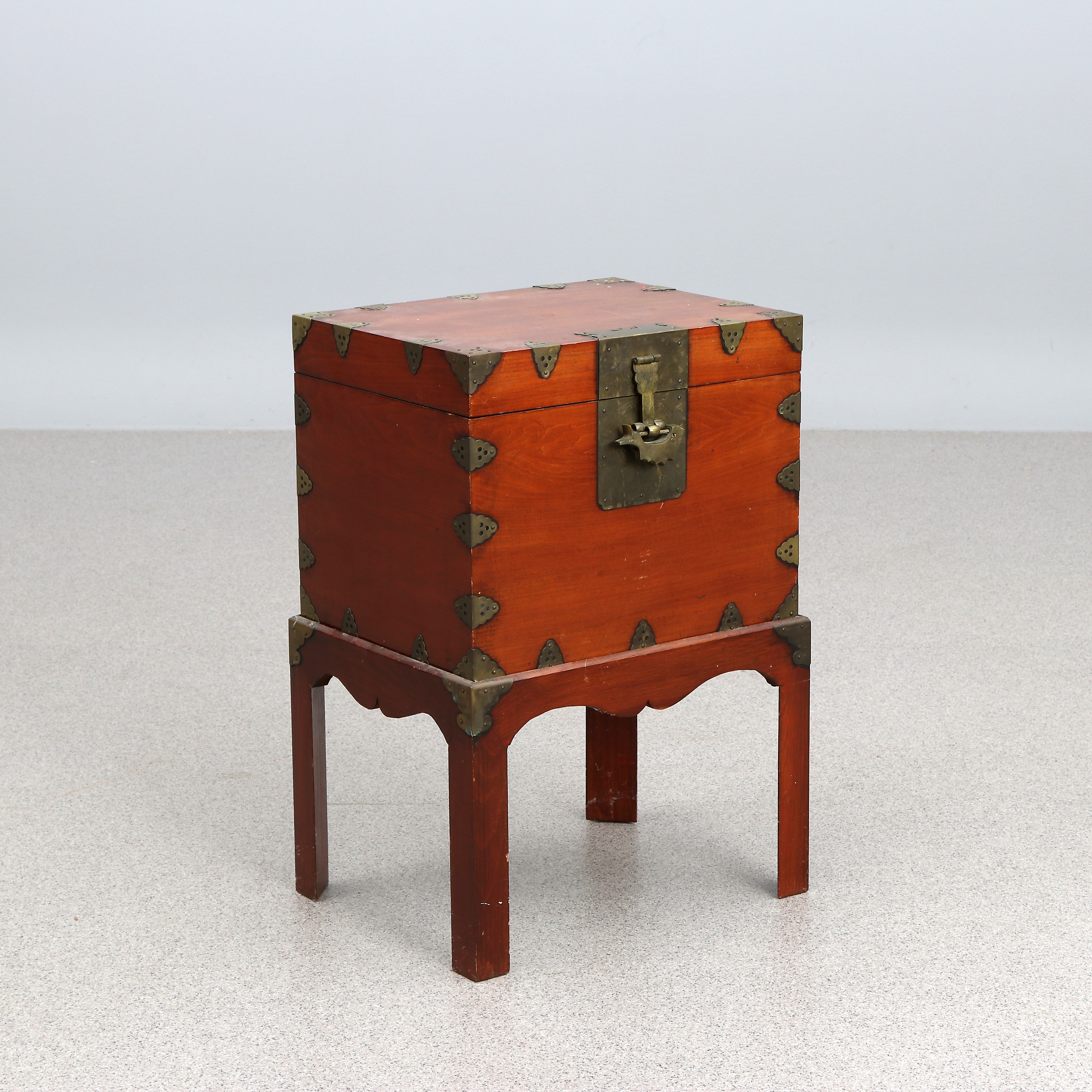 SCHATULL PÅ BEN. Betsat trä med mässingsbeslag. Kina, 1900-tal.