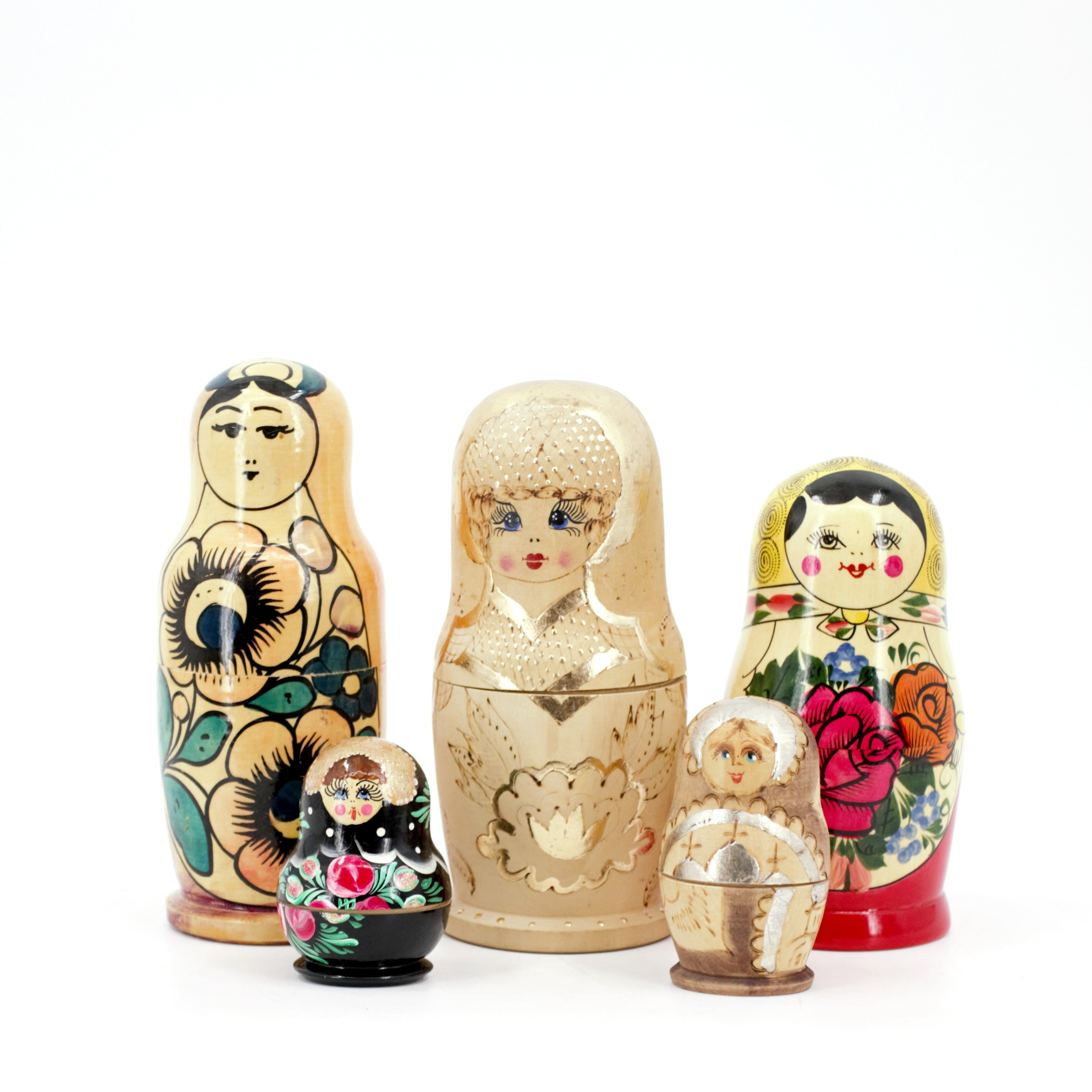 RYSKA DOCKOR. 5 st, bemålat trä.