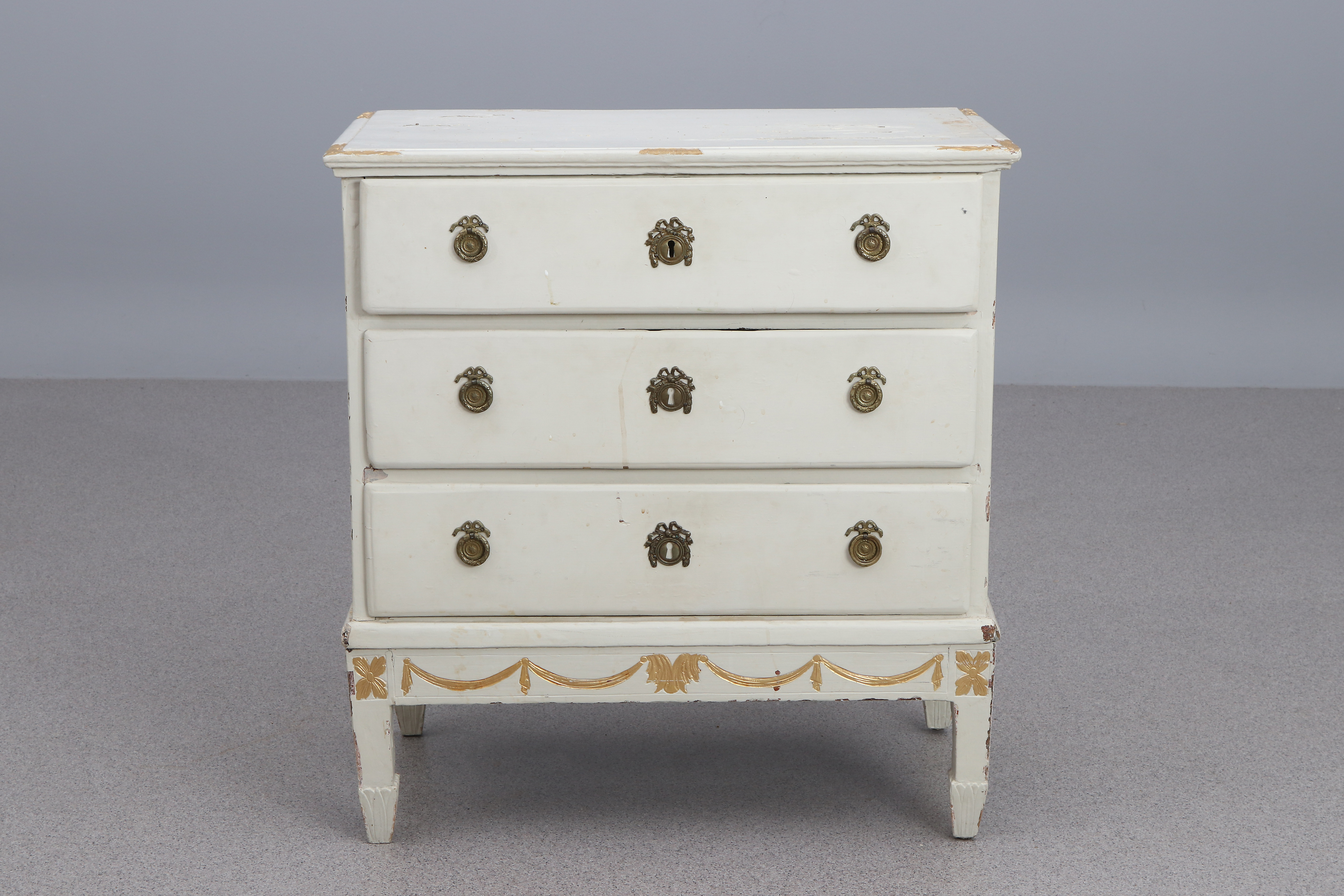 BYRÅ. Skuret och bronserat trä. Gustavianskt provinsiellt arbete, 1800-tal.