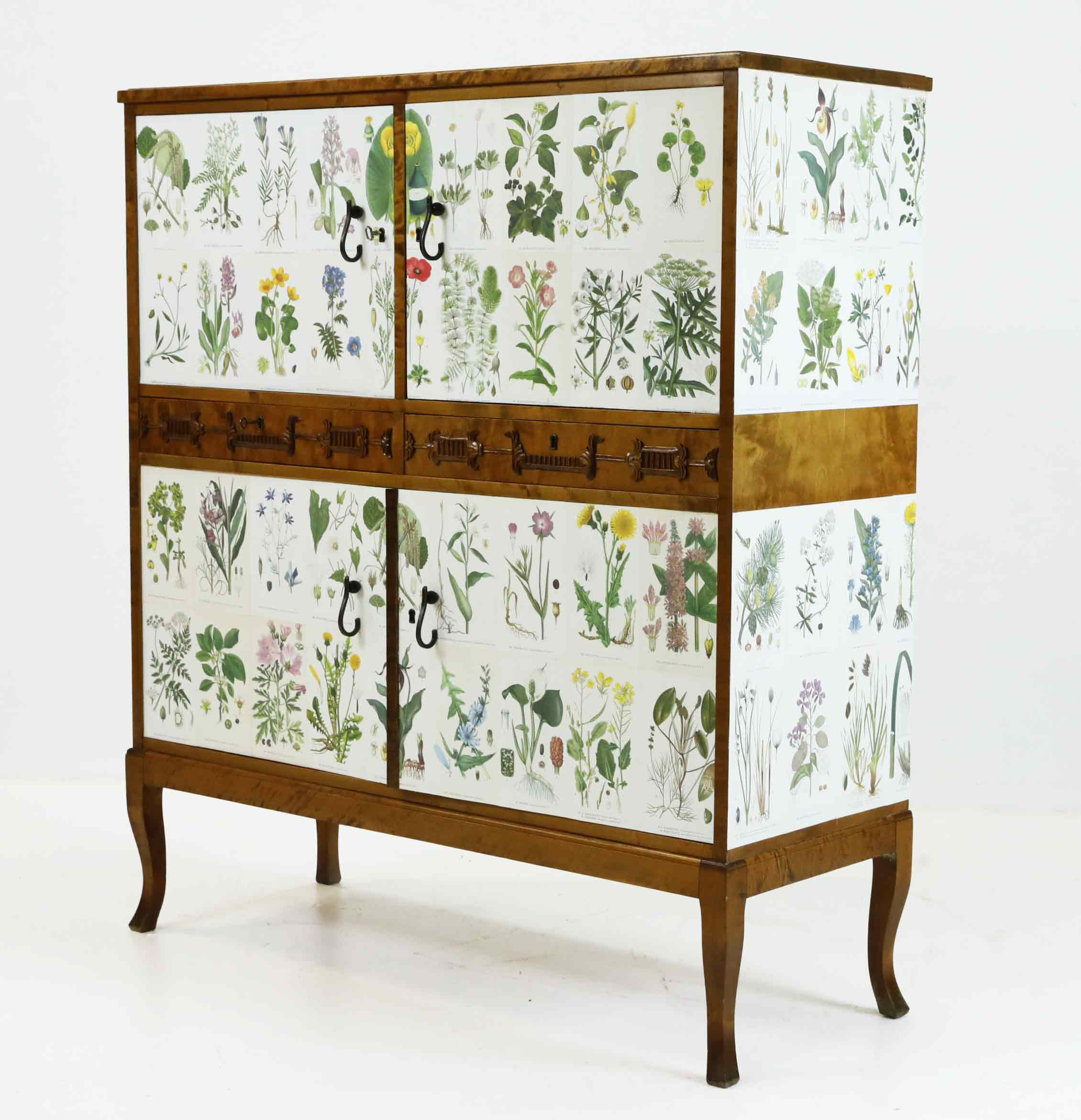 SKÅP, 1920/30-tal, tapetserat i Nordens Flora.