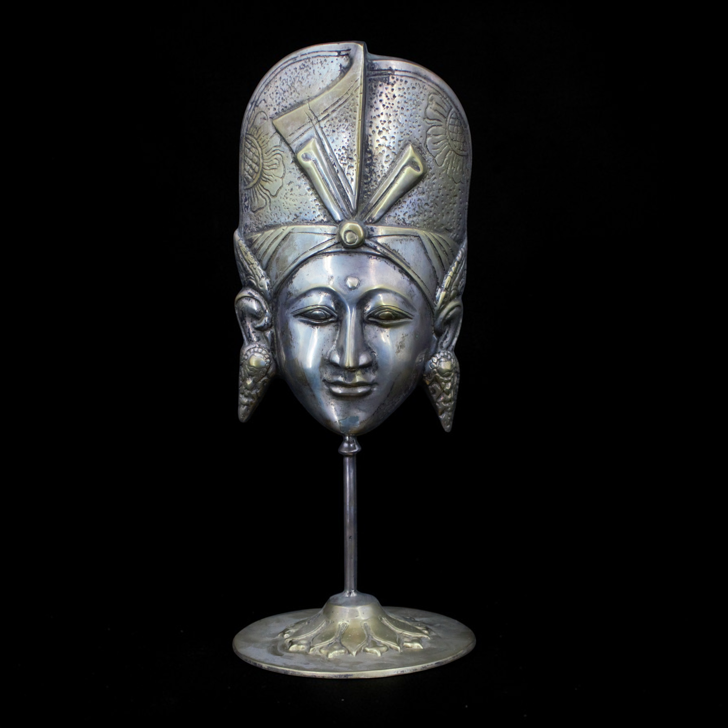 SKULPTUR, mask på stativ, mässing, Indonesien, nutida.