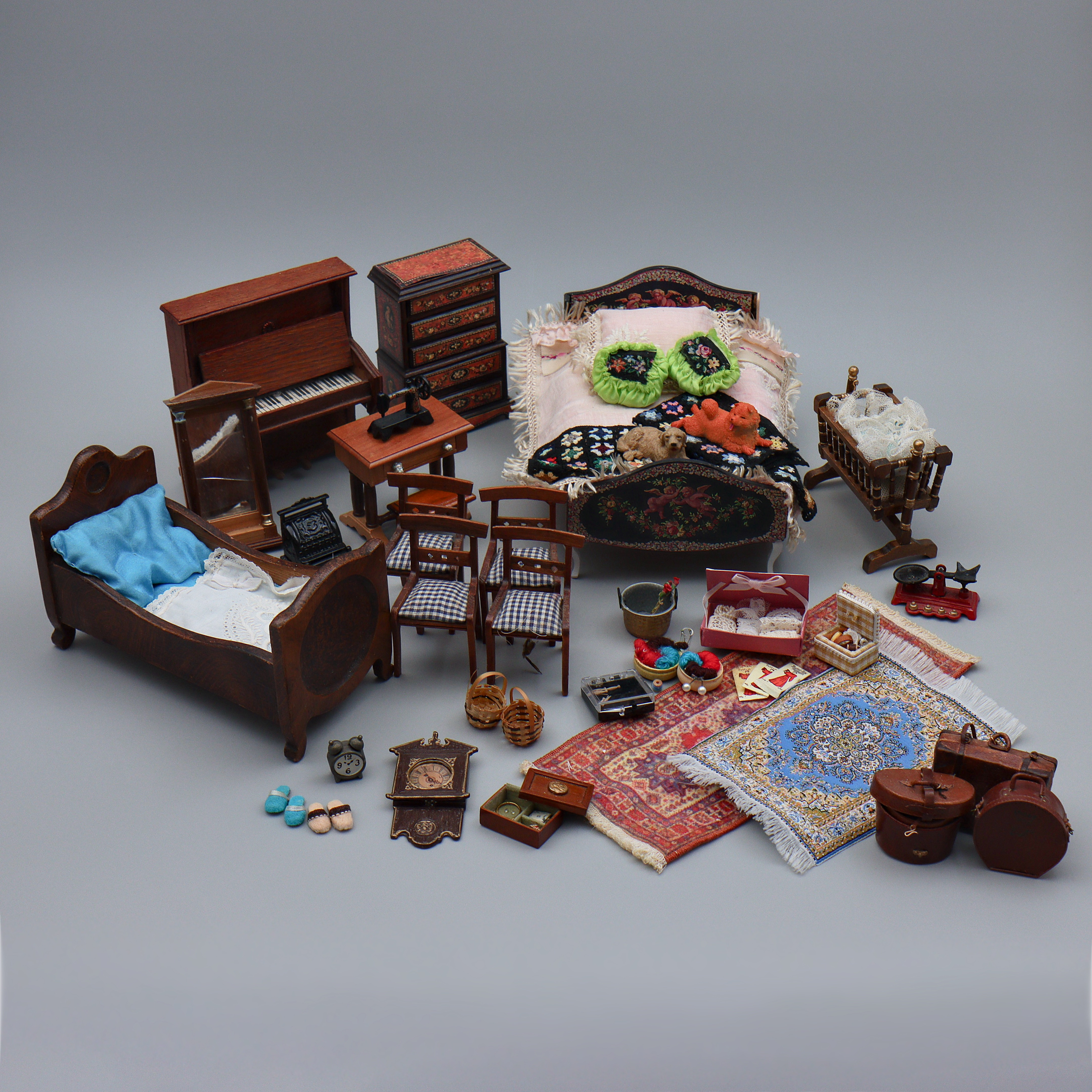 DOCKSKÅPSMÖBLER "ÄLDRE SOVRUM, PIANO, HATTASKAR", MÖBLER SAMT DIVERSE TILLBEHÖR, 1900-TAL.