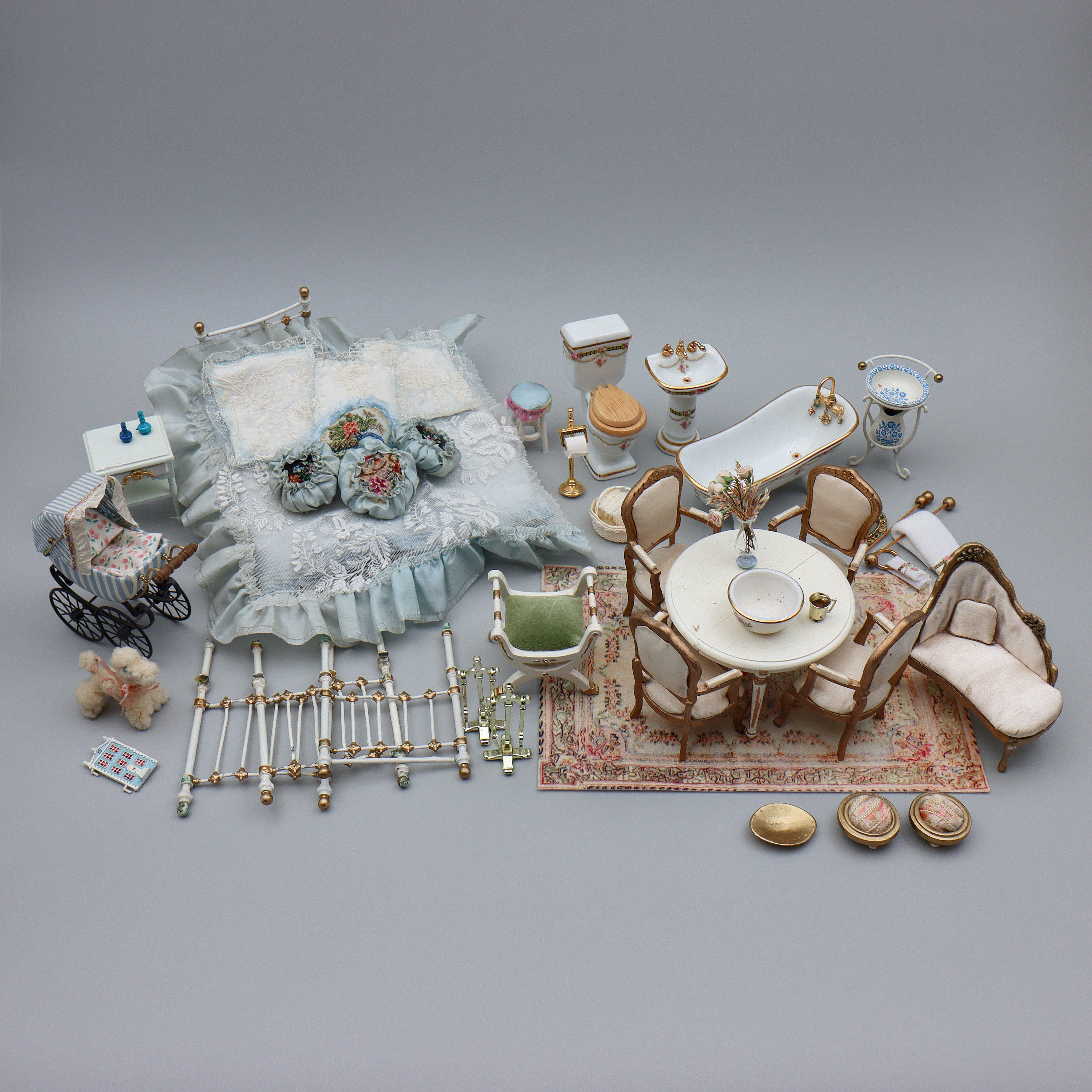 DOCKSKÅPSMÖBLER "BLÅTT SOVRUM", MÖBLER SAMT DIVERSE TILLBEHÖR, 1900-TAL.