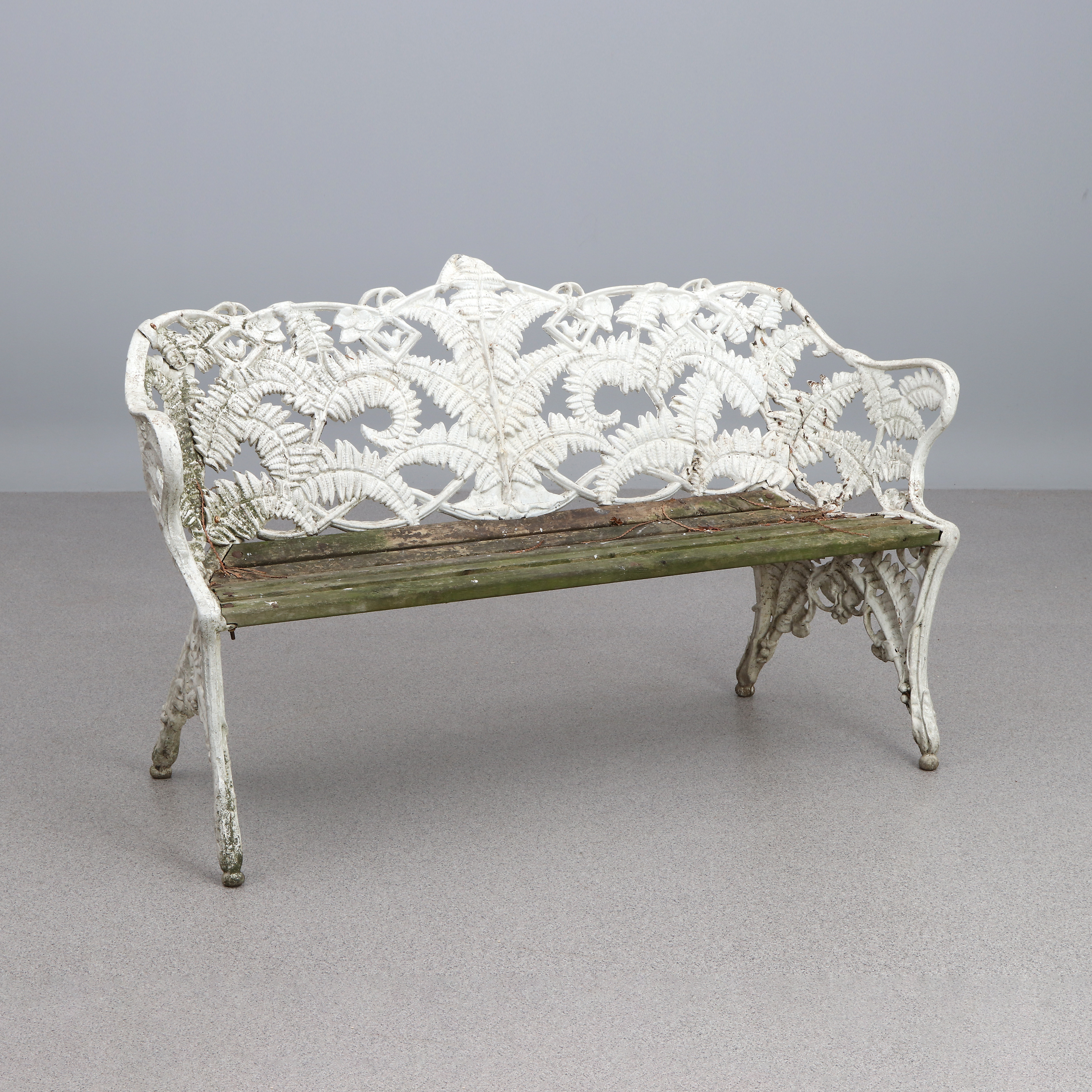 TRÄDGÅRDSSOFFA. Lackerad gjutmetall med trädetaljer. Ormbunksmodell. Riab, 1900-talets andra hälft.