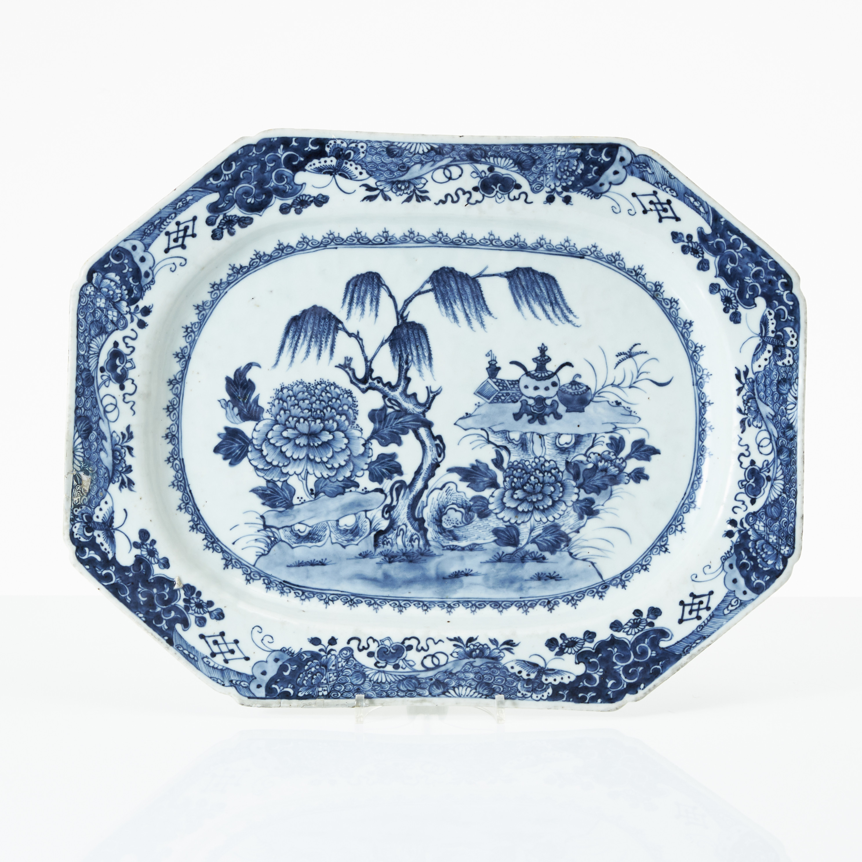 STEKFAT, porslin, Kina, Qianlong (1736-1795), oktagonal bräm, dekor av tårpil, pion samt "dyrbara ting" i underglasyrblått.
