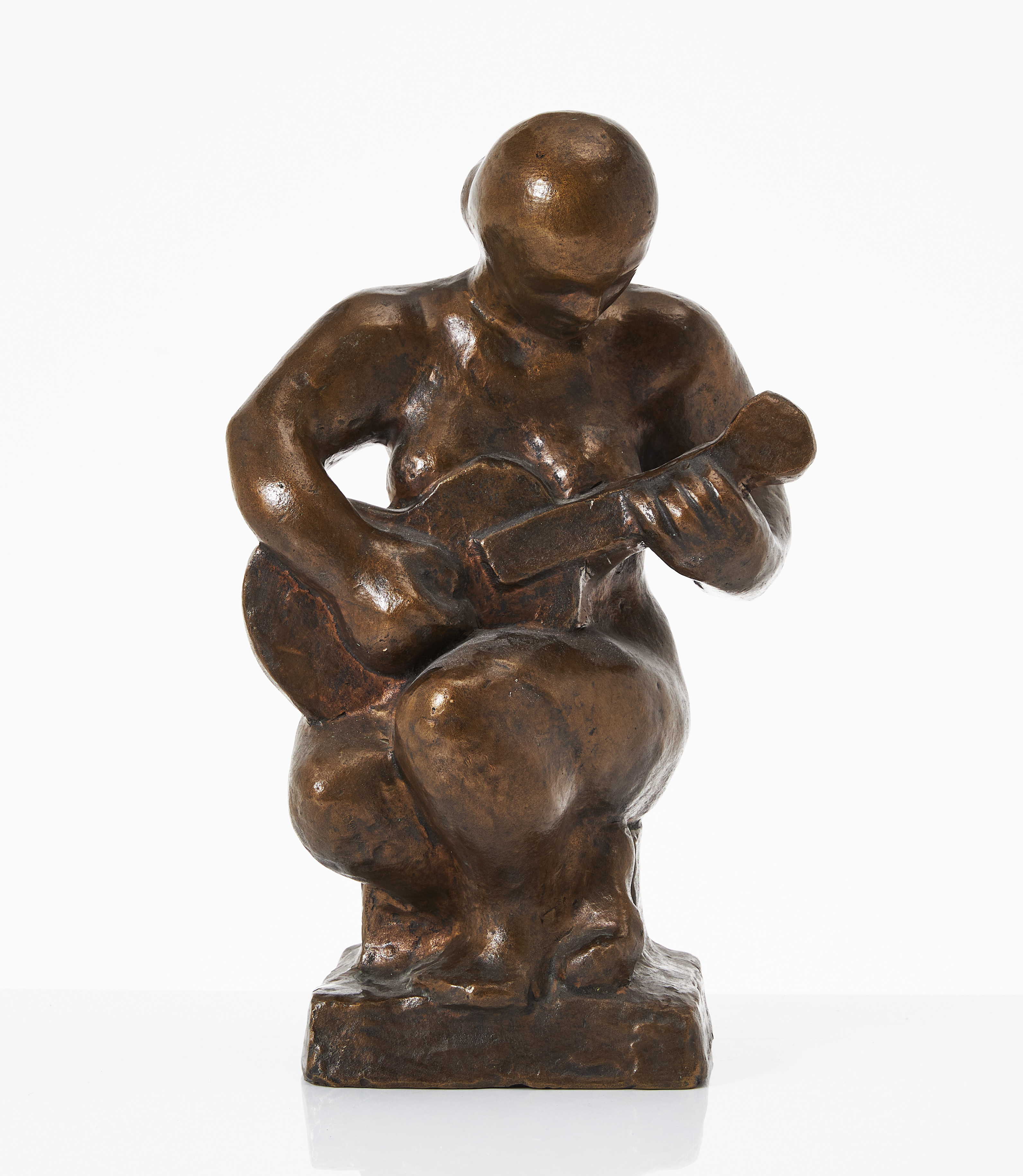 HELGE WALDEMAR HÖGBOM (1910-1996). Skulptur, brons, musicerande kvinna, signerad HW Högbom i godset, gjutarmärkt.