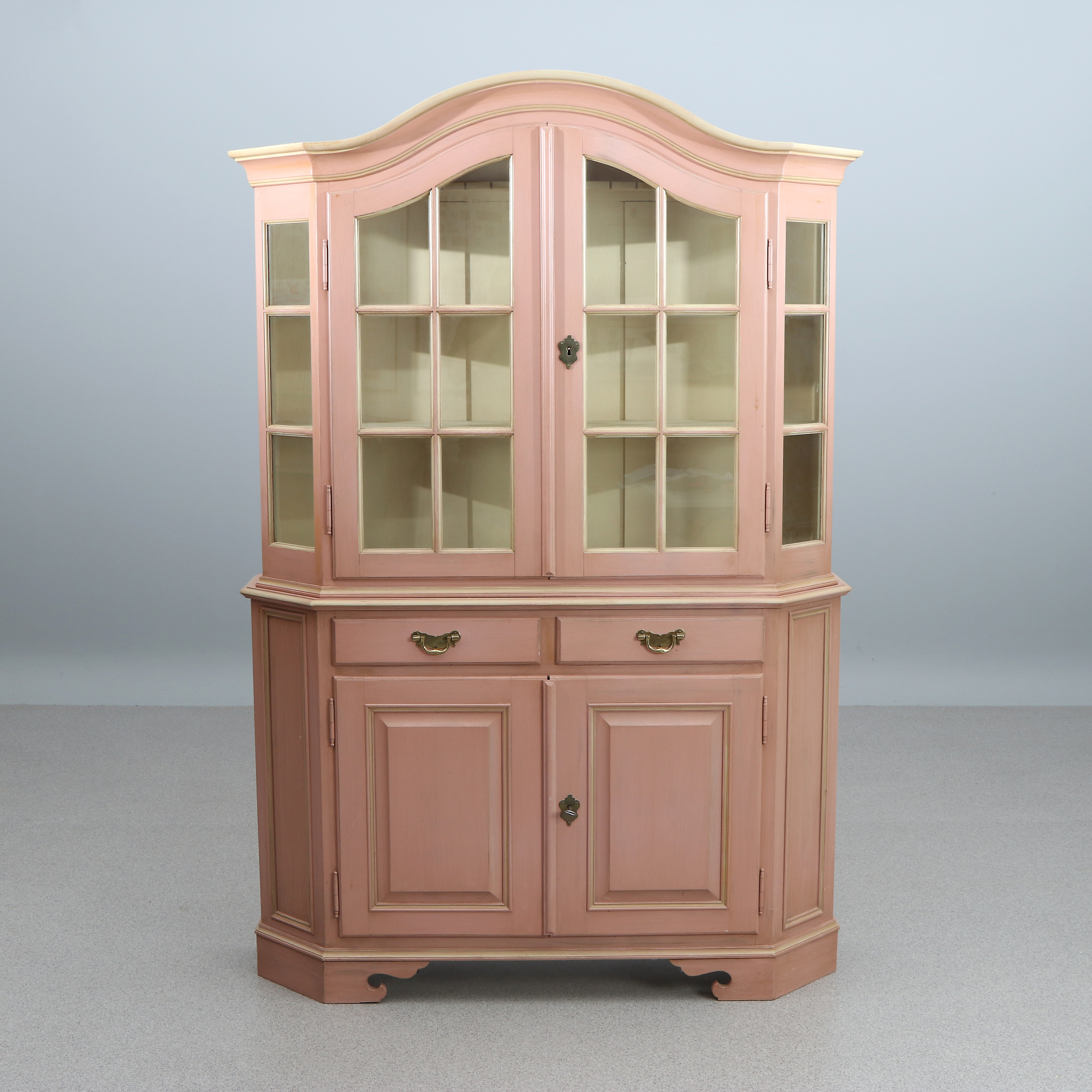 VITRINSKÅP. Bemålat trä. 1900-tal. Enligt uppgift KA Roos. Omärkt.