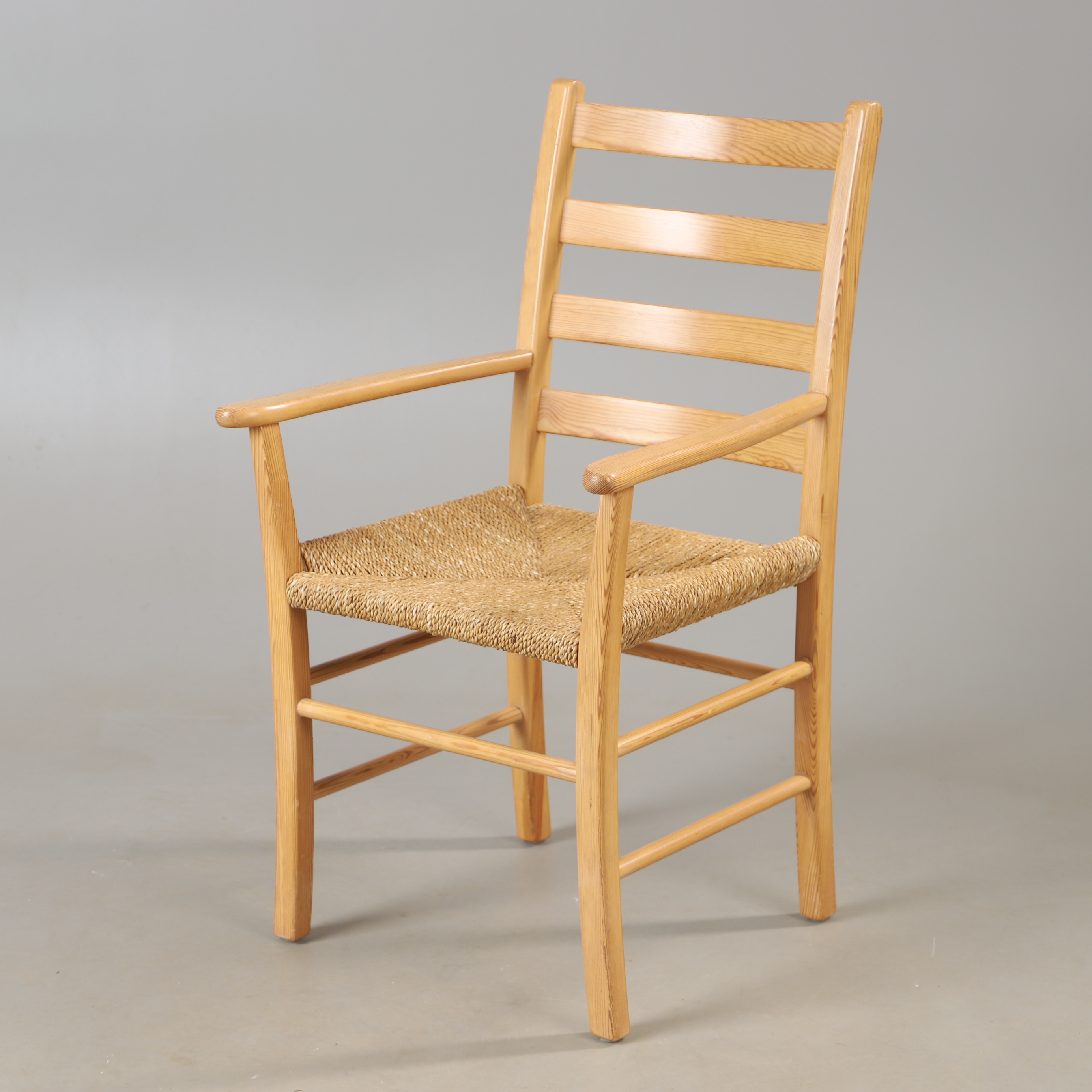 AKSEL L. HANSSON. Karmstol, "Jægerstolen Aksel", furu, Norge, 1900-talets andra hälft.